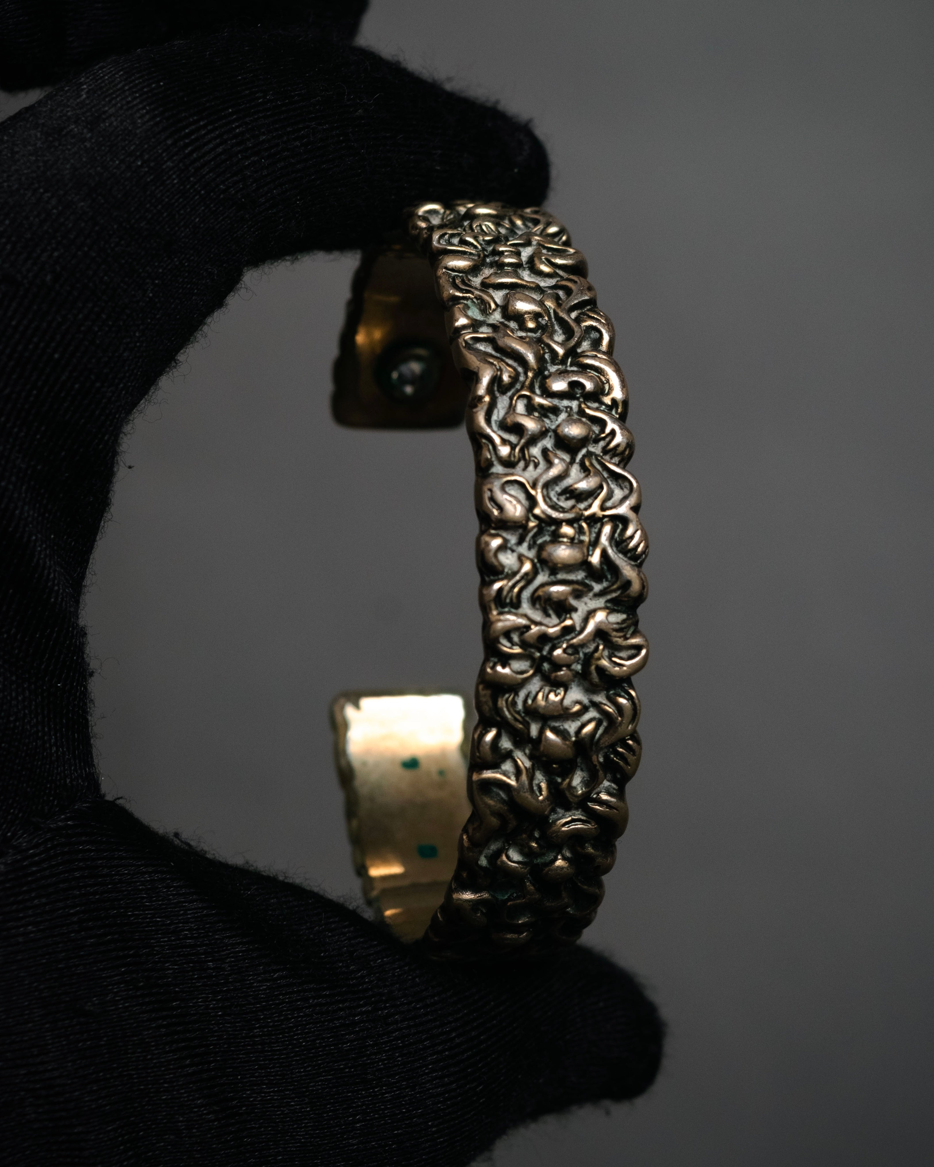 “GUCCI” 2010’s organic relief cuff bracelet