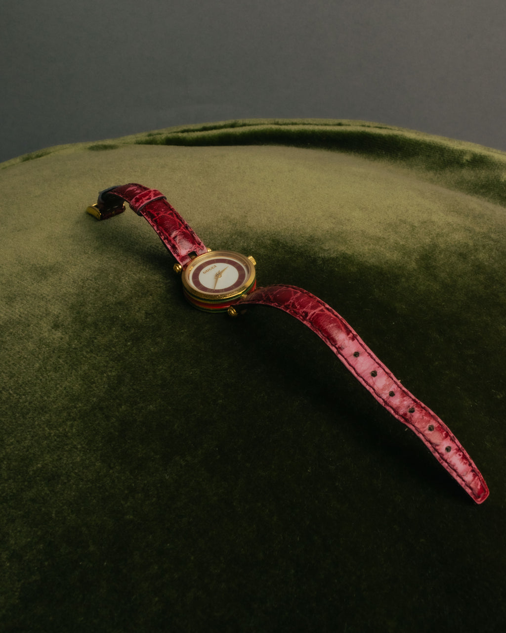 "GUCCI" 80's-90's Sherry line web stripe round watch with roman dial