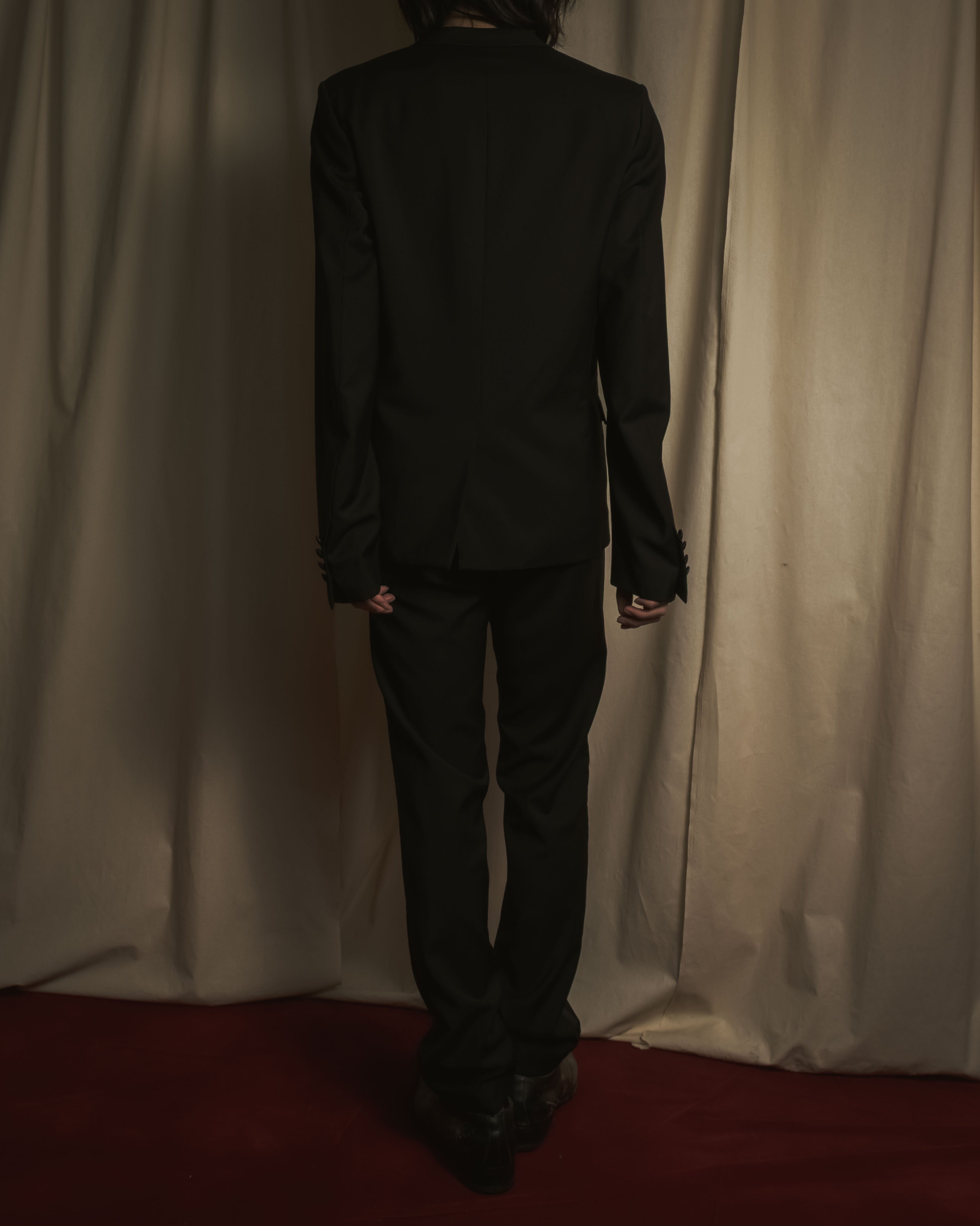 迪奥男士克里斯·范·阿谢设计的缎面领结礼服套装