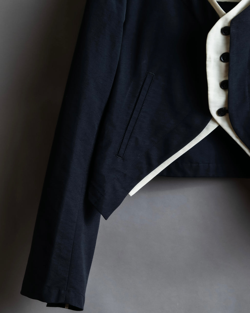 "LIMI feu" Cleric design inverted V-shaped hem short length jacket