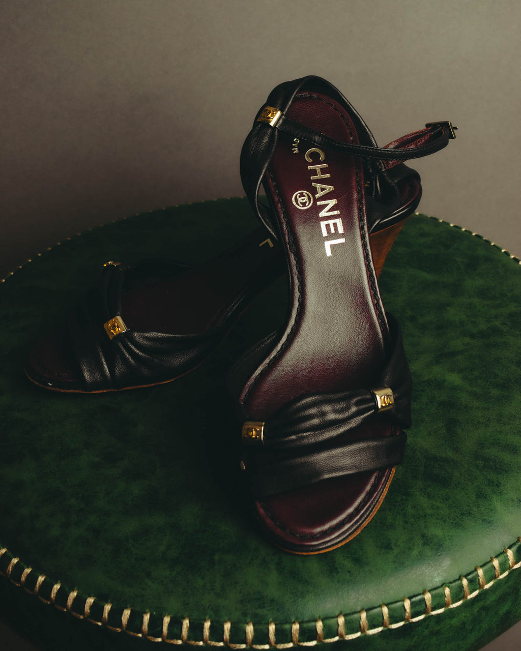 "CHANEL" 90's-00's Bow leather ankle strap sandals