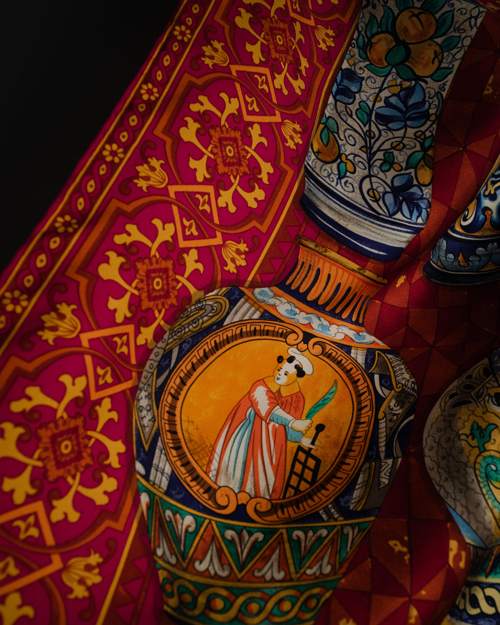 “GUCCI” 2016–2020 Ceramic motif silk foulard scarf