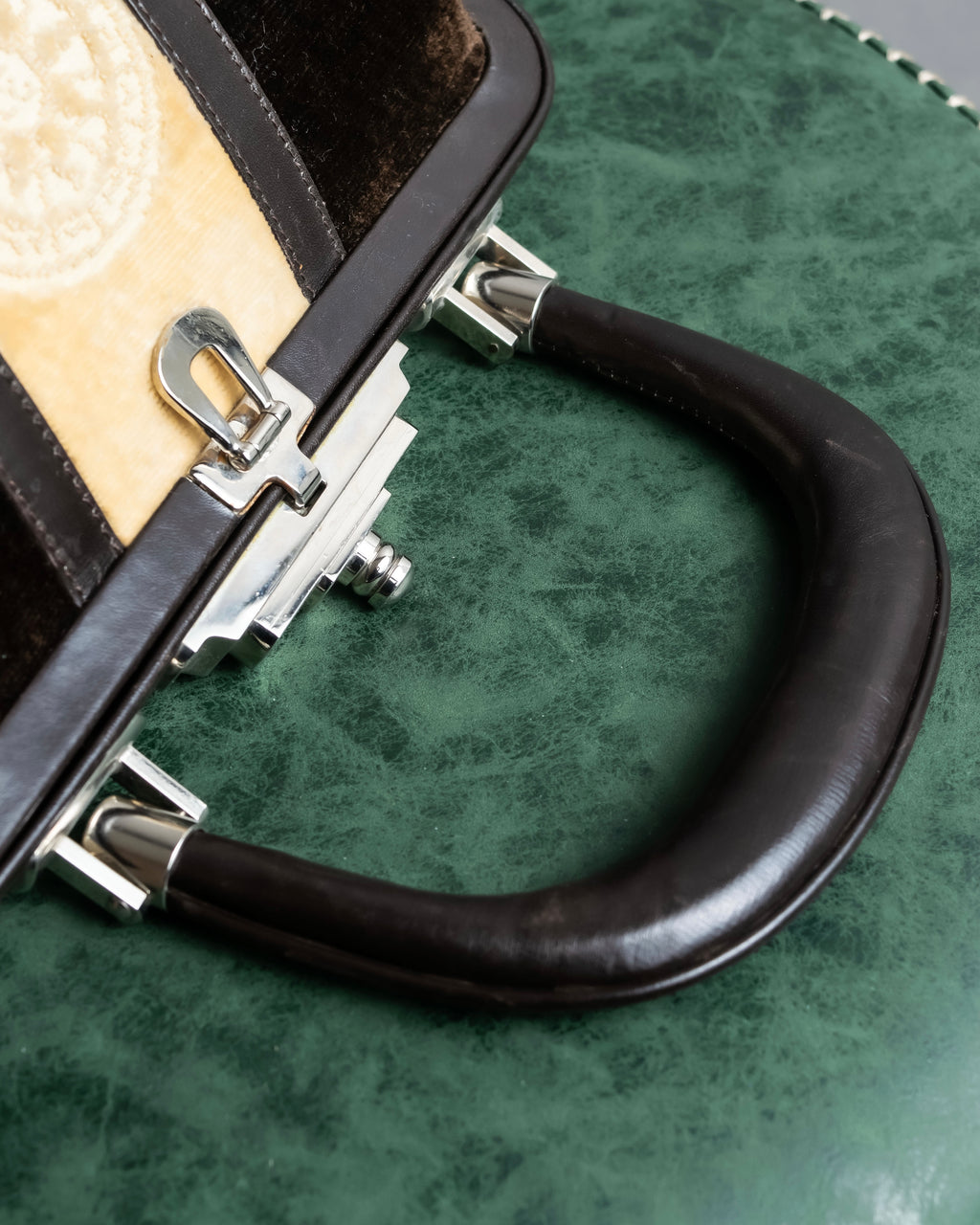 "Roberta Di Camerino"
 Velvet combination design hand bag