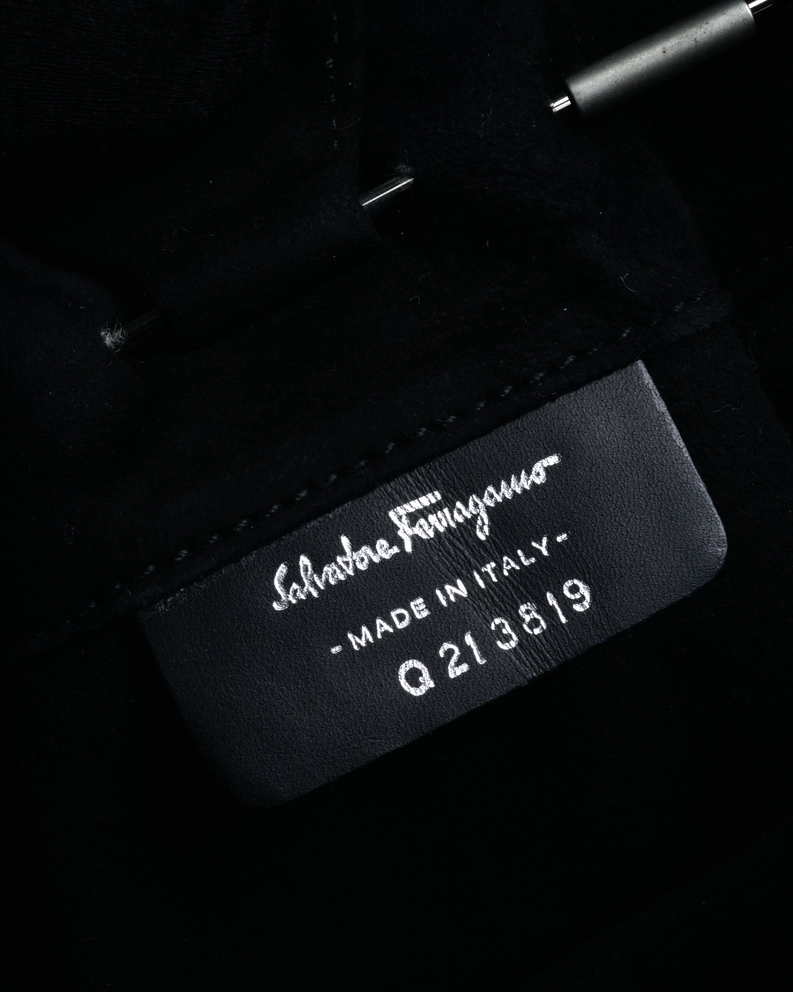 “Salvatore Ferragamo“ 90’s-00’s Suede gancini chain shoulder bag