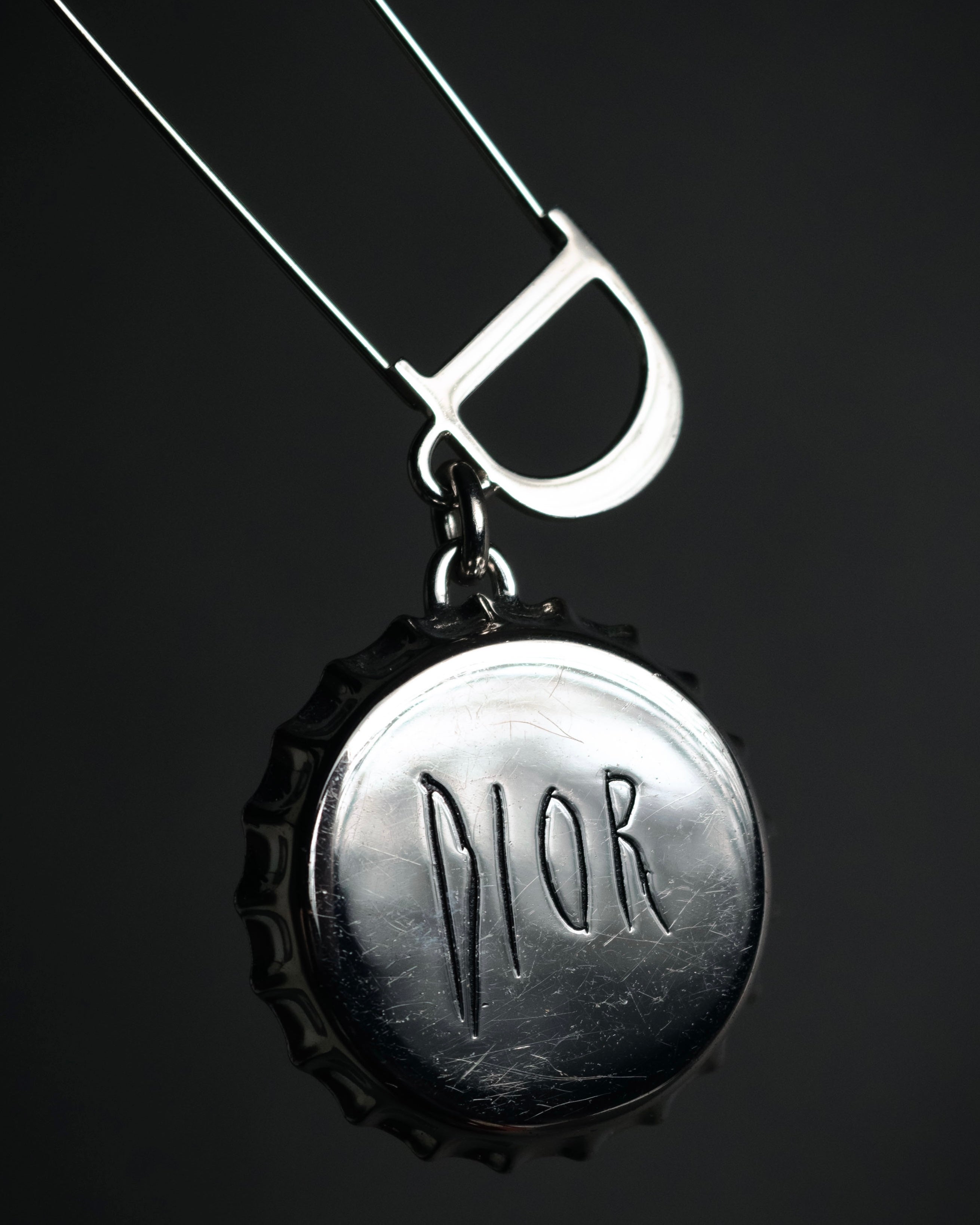 “DIOR” 2018-present Bottle cap pin brooch