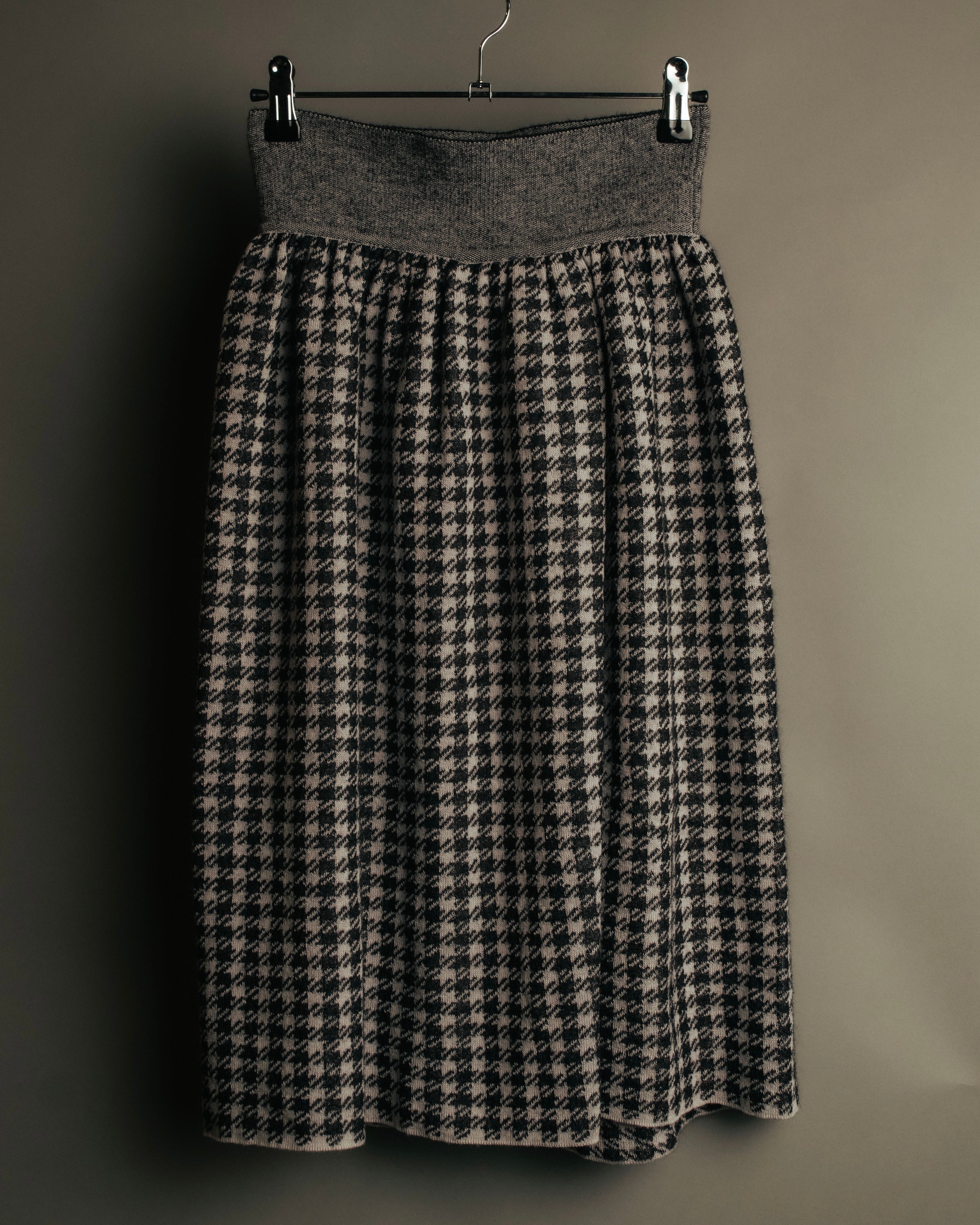 “Salvatore Ferragamo” 90’s-00’s Houndstooth knit flare skirt