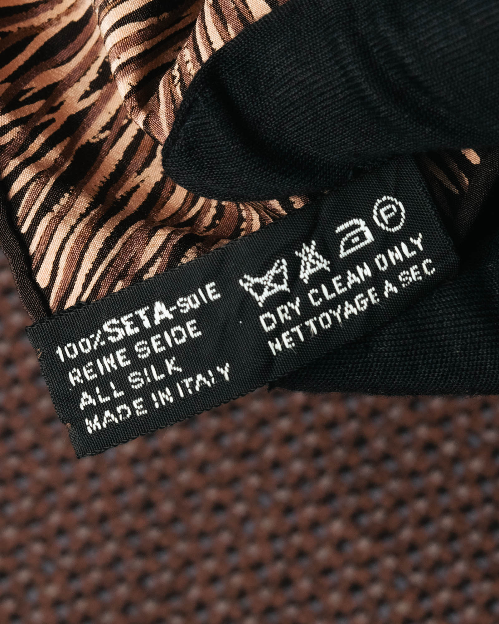 "CHANEL" 80's-90's Elegant silk scarf