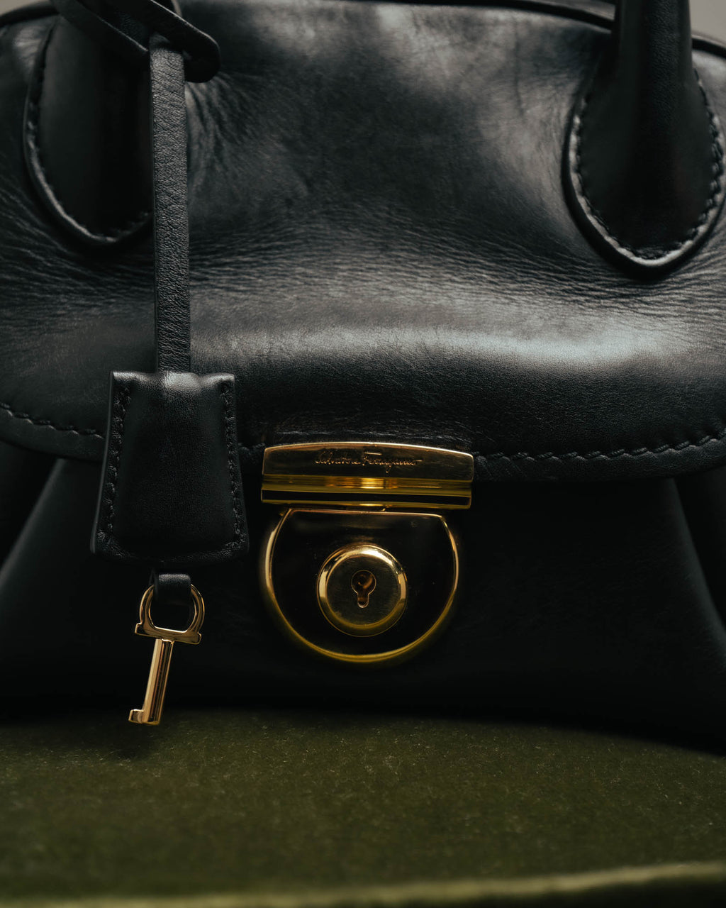 –SPECIAL– “Salvatore Ferragamo“ 00’s-10’s Black leather dome handbag