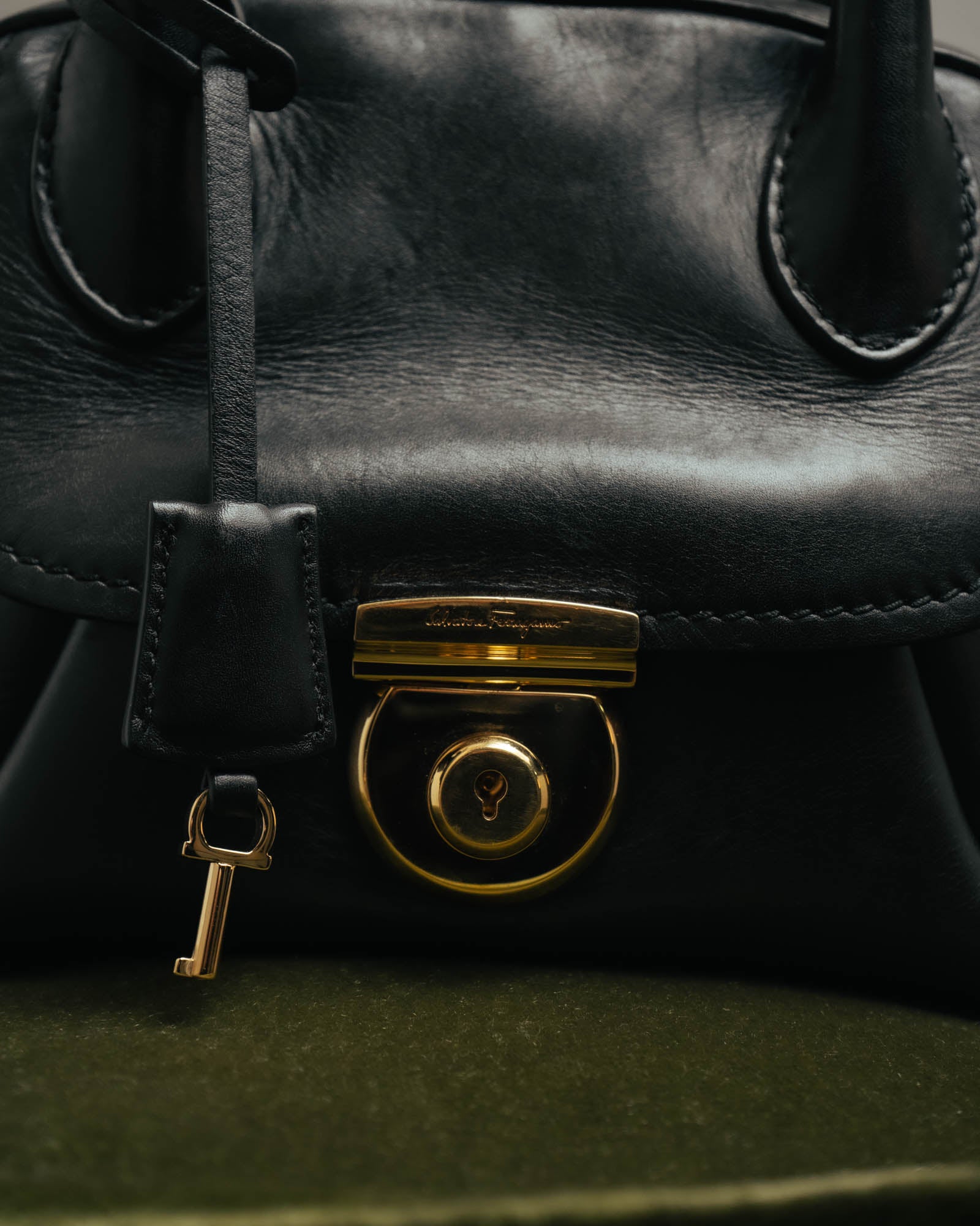 –SPECIAL– “Salvatore Ferragamo“ 00’s-10’s Black leather dome handbag