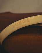 ベージュカラーのレザーを用いた裏面に、LOEWEおよびMADE IN SPAINの表記が確認できるカット。縁に施された細やかなステッチも写しています。