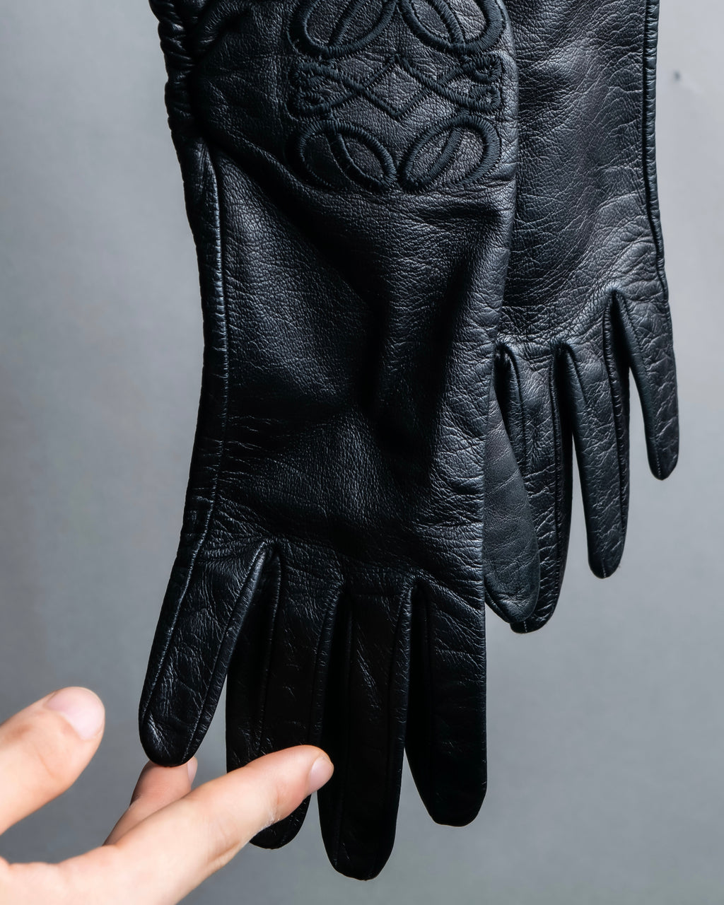 "LOEWE" Anagram logo engraved leather gloves