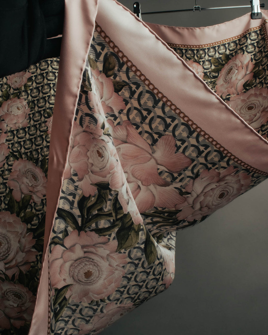 "Salvatore Ferragamo" 90's-00's Elegant floral silk scarf