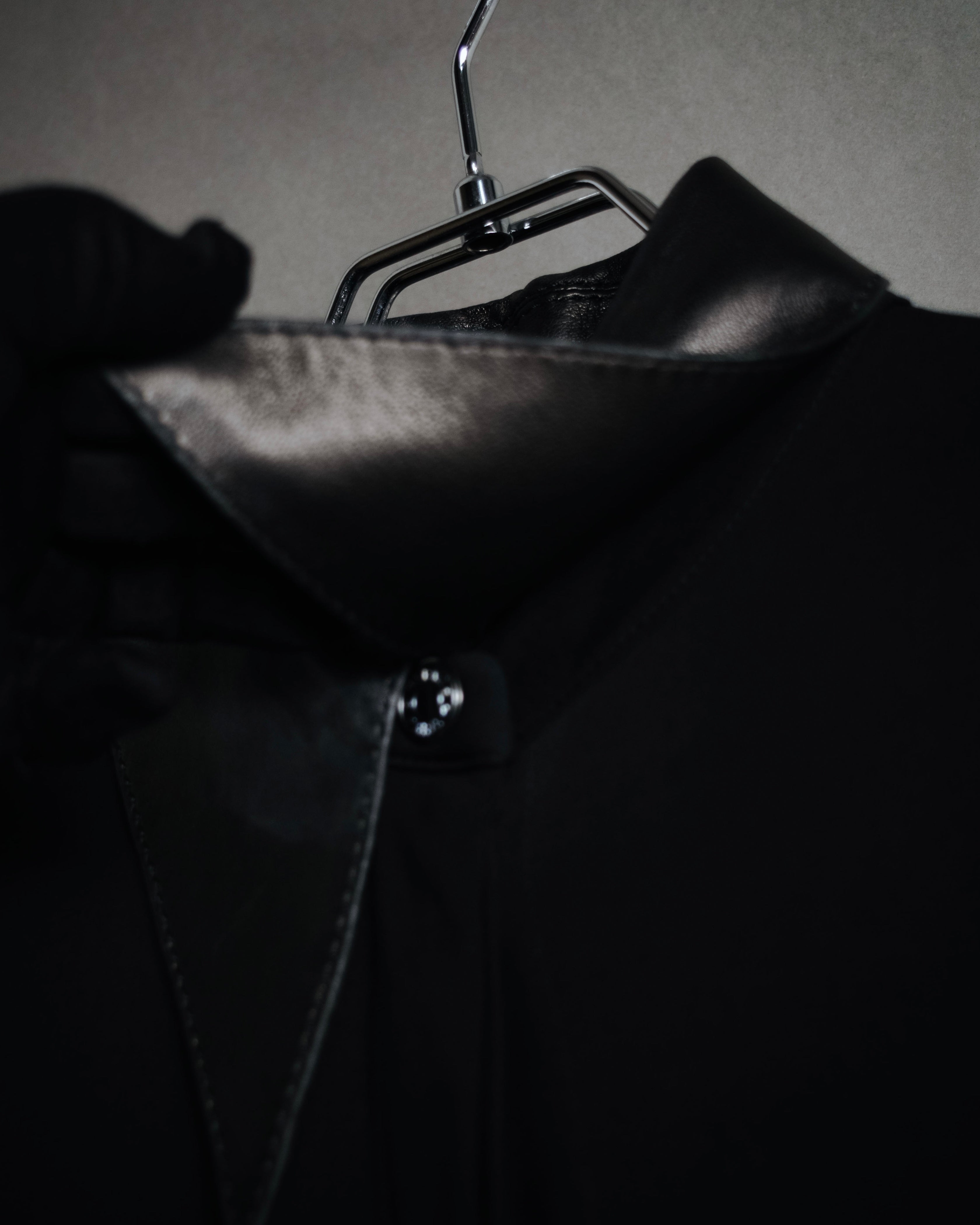 –SPECIAL– "HERMES" 00’s Leather-trimmed viscose evening shirt