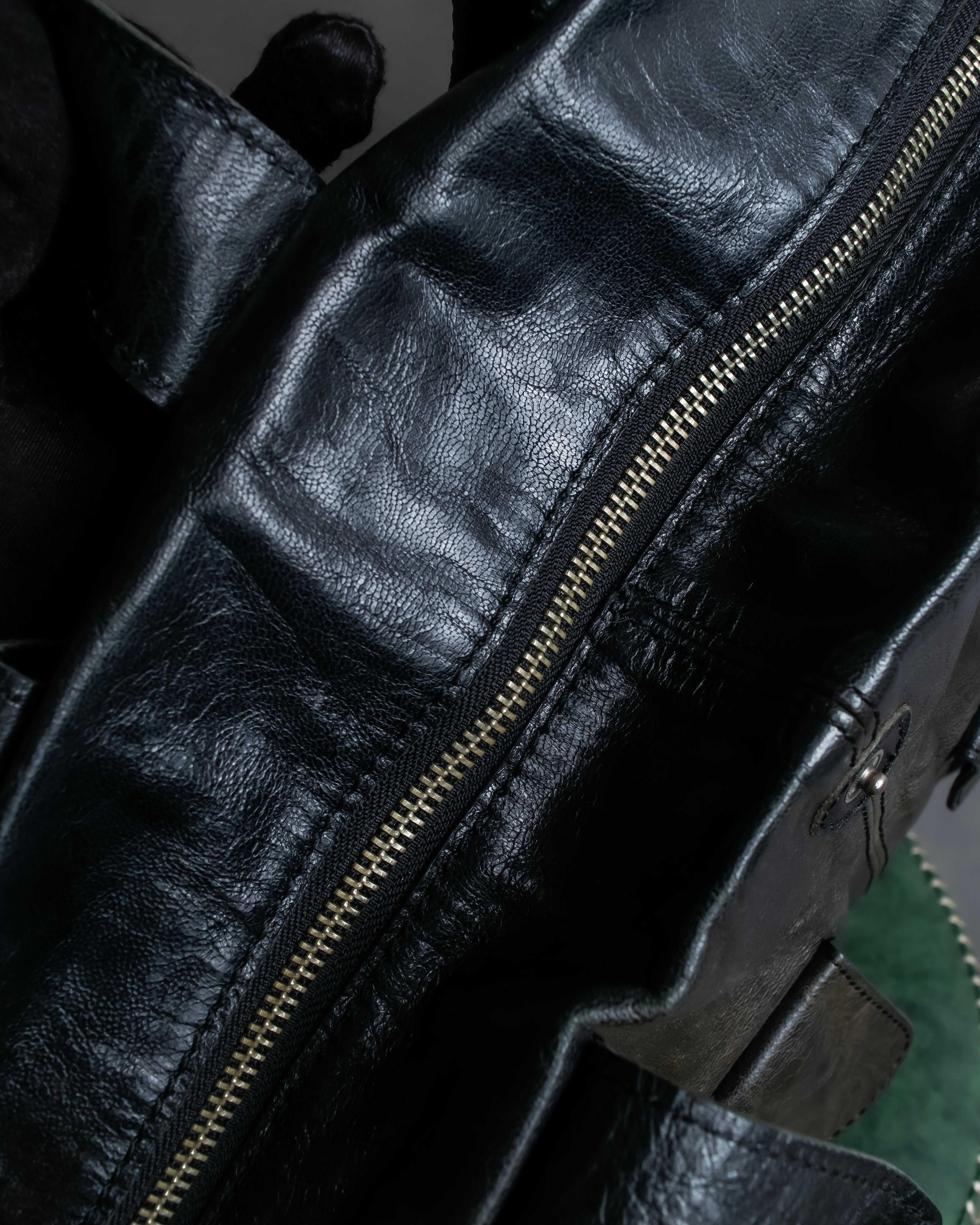 "tricot COMME des GARCONS" 
Flap pocket metal parts design leather hand bag