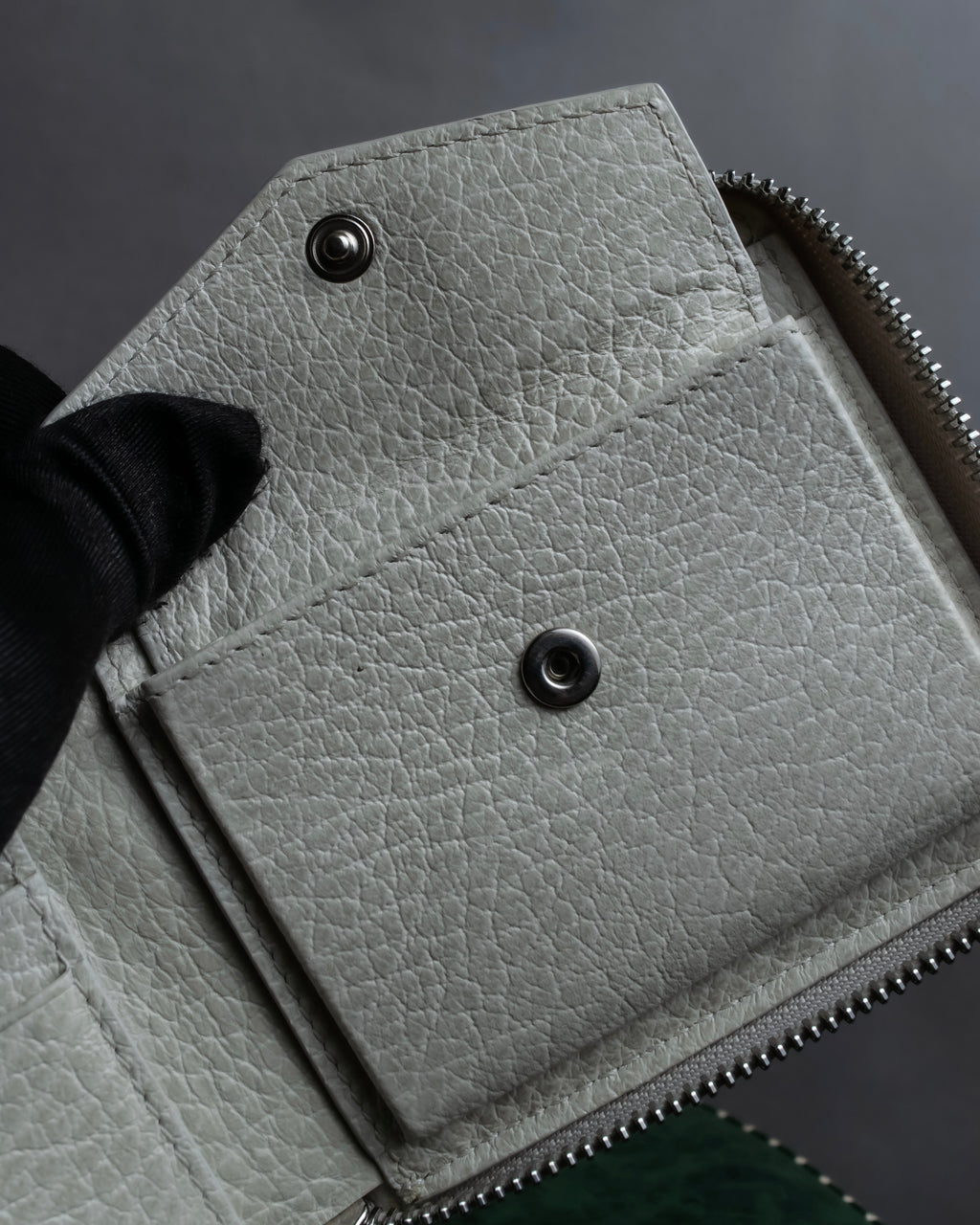 "MAISON MARGIELA" White grain leather round zipper wallet