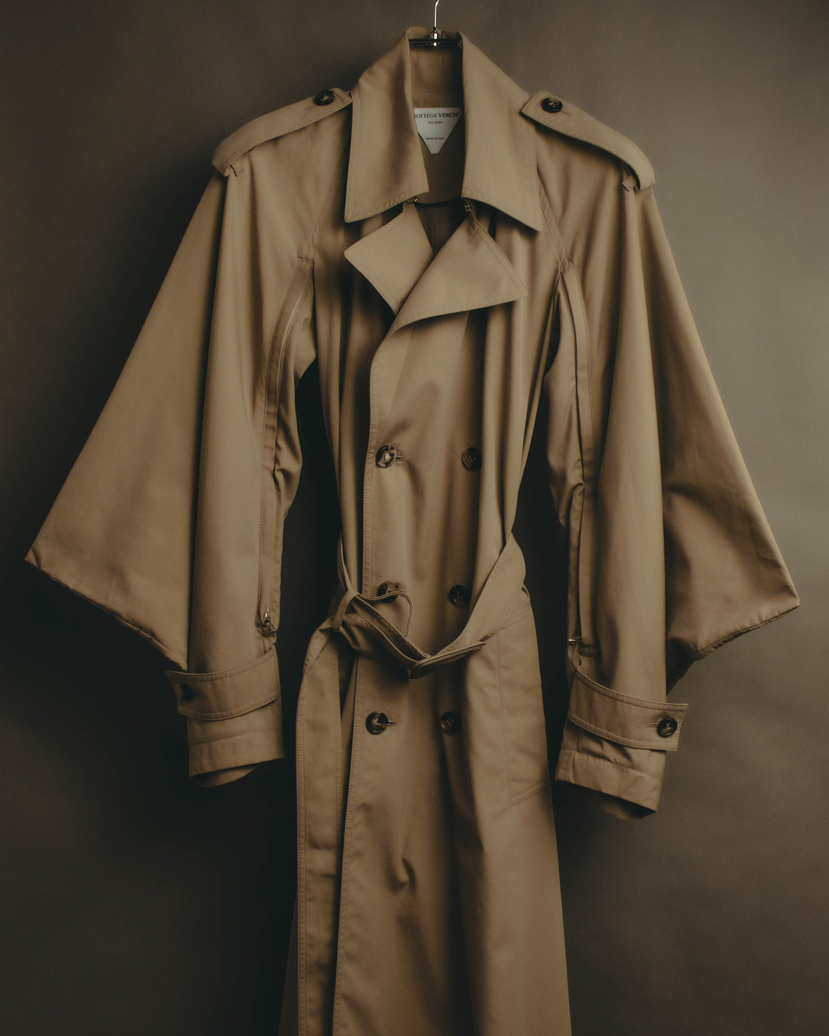 –SPECIAL– “BOTTEGA VENETA” 2020-21AW Sculptural cape-sleeve belted trench coat