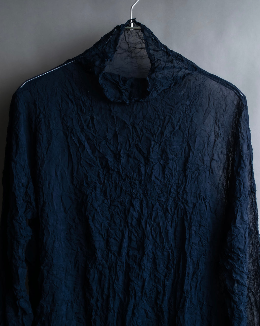"ISSEY MIYAKE PERMANENTE"
Washed high neck sheer pullover