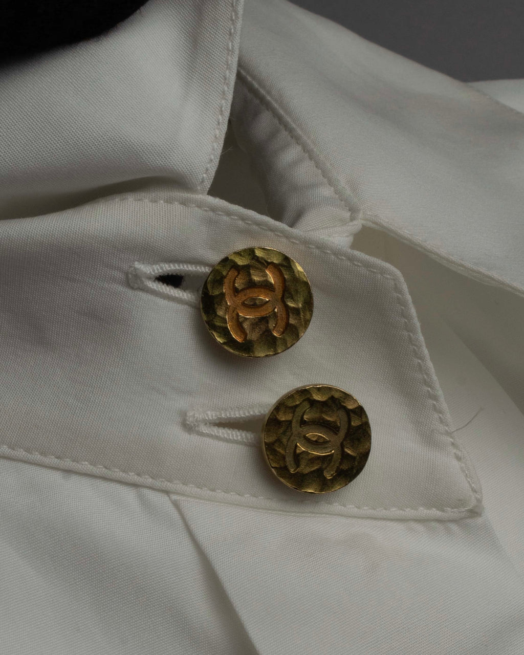 "CHANEL" Gold button design pleated white shirt