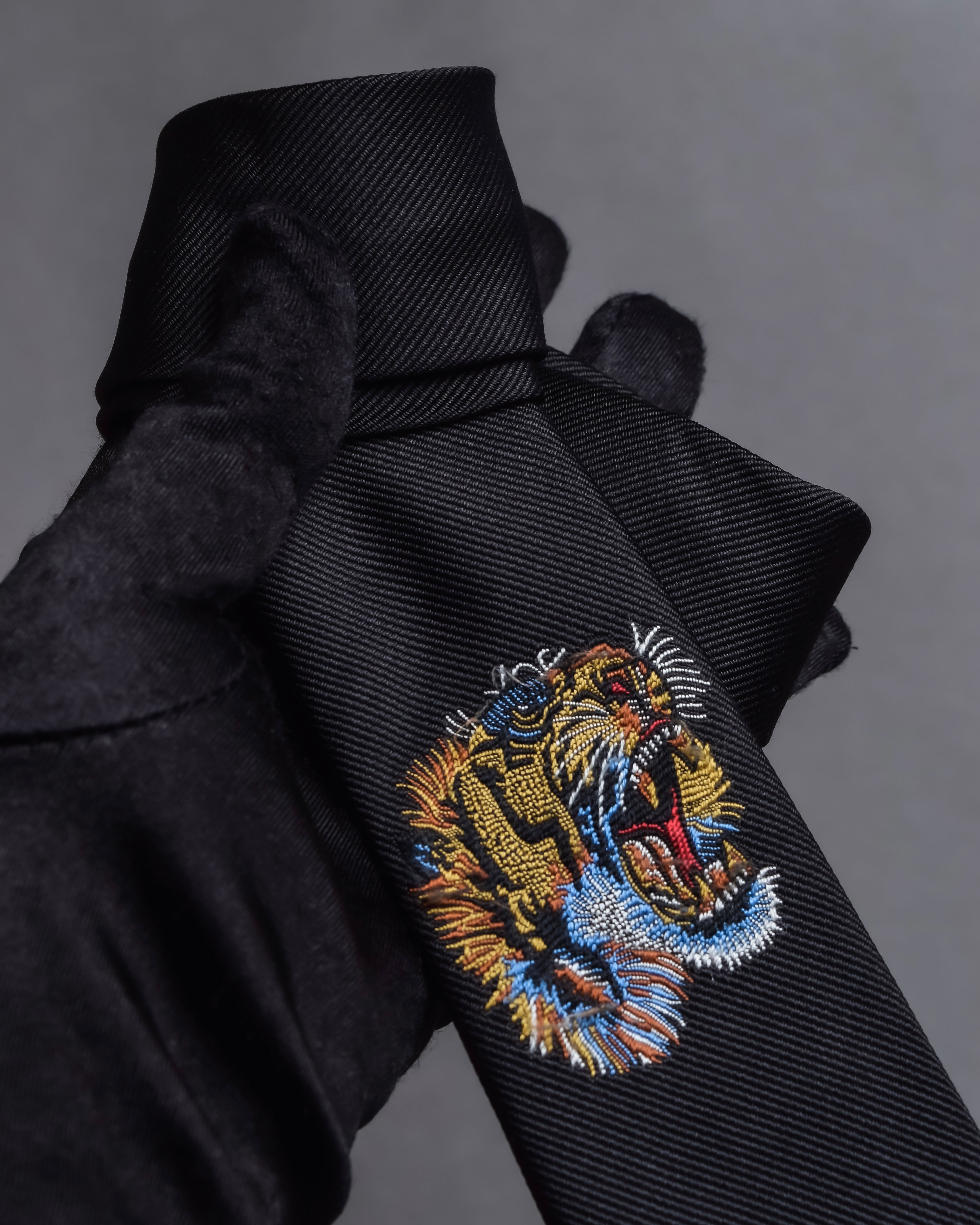 "GUCCI" Michele period tiger embroidery silk necktie