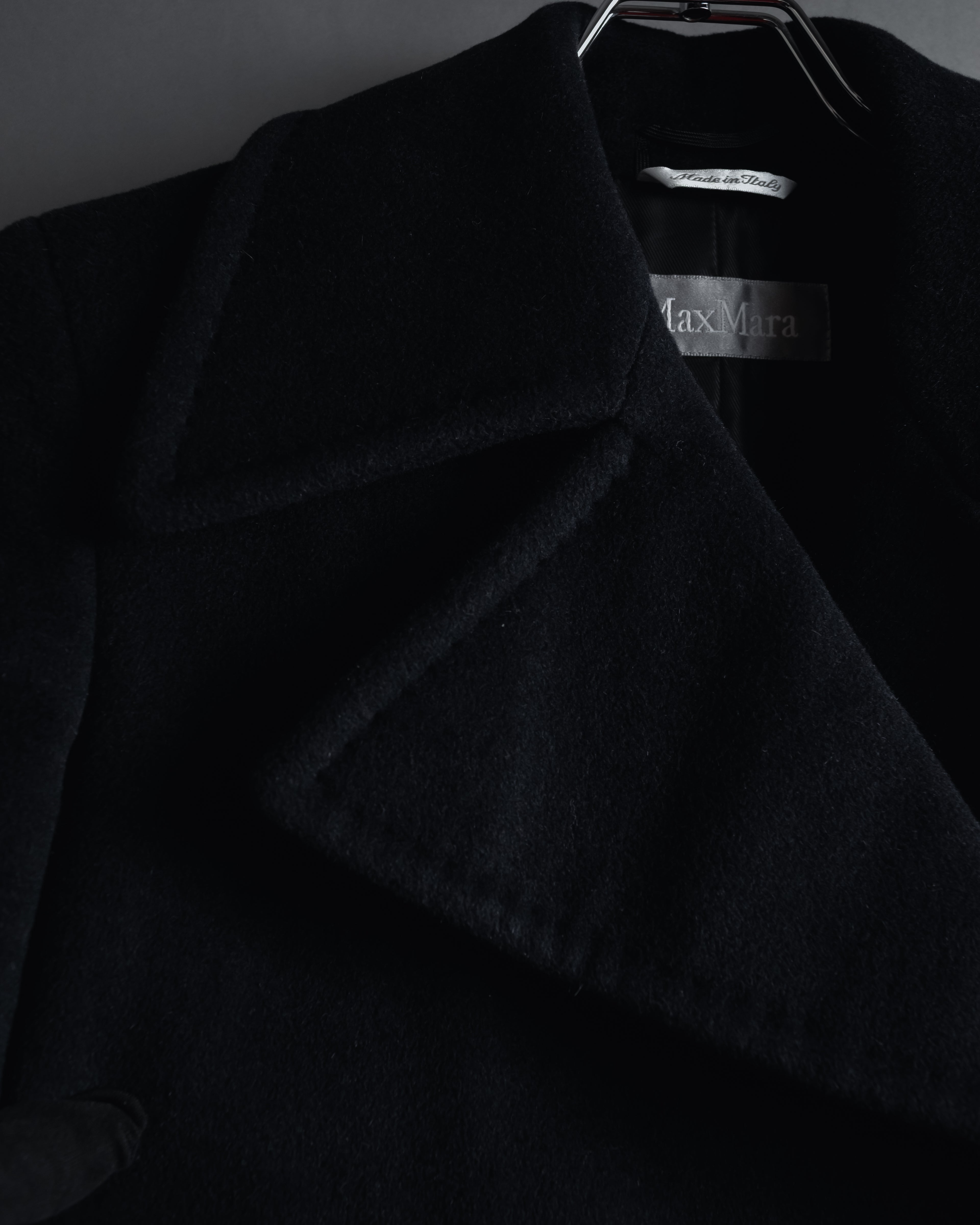 Abrigo doble botonadura estilo pea coat de los años 90-00 de "Max Mara"