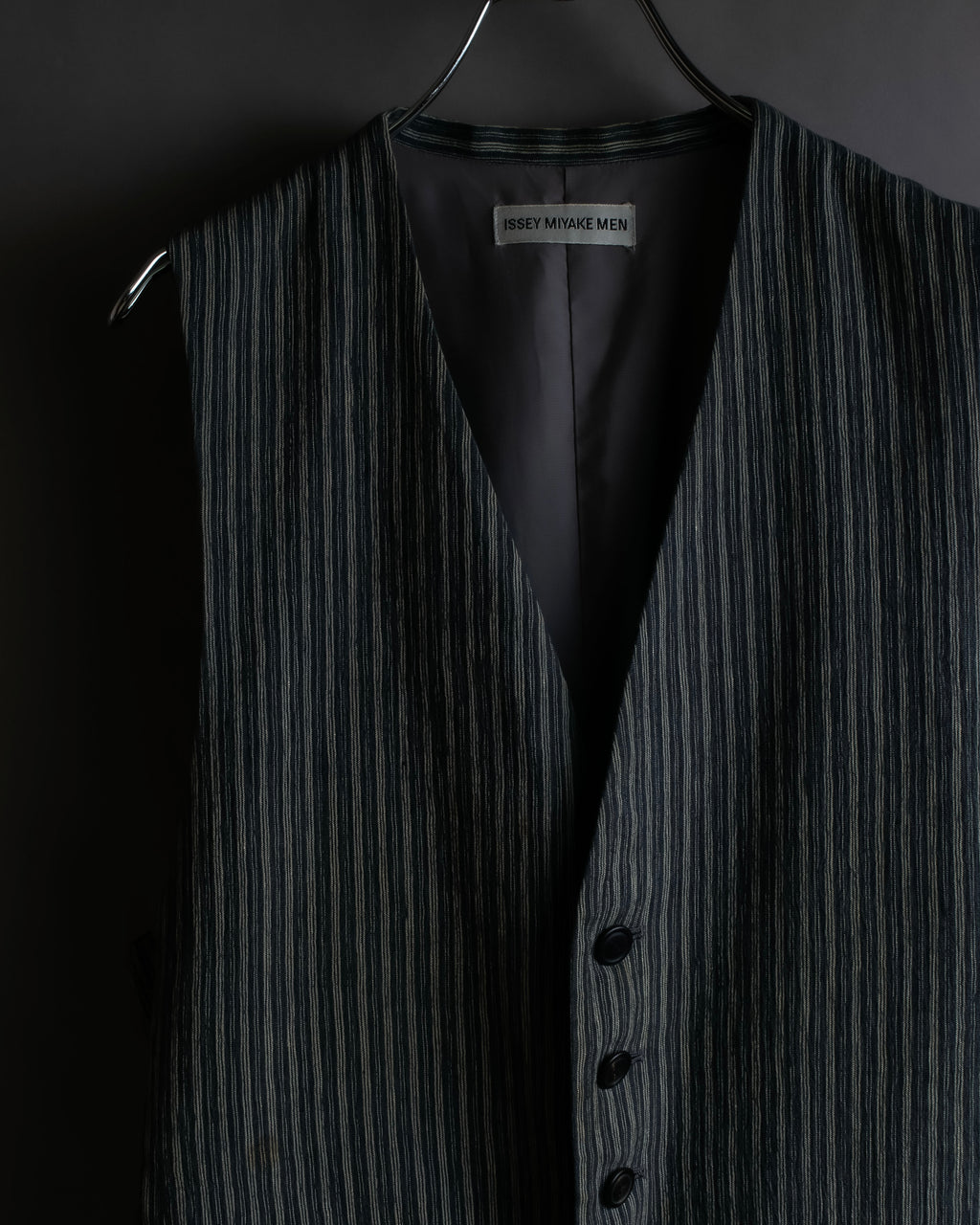 "ISSEY MIYAKE MEN" Random stripe pattern V-neck vest