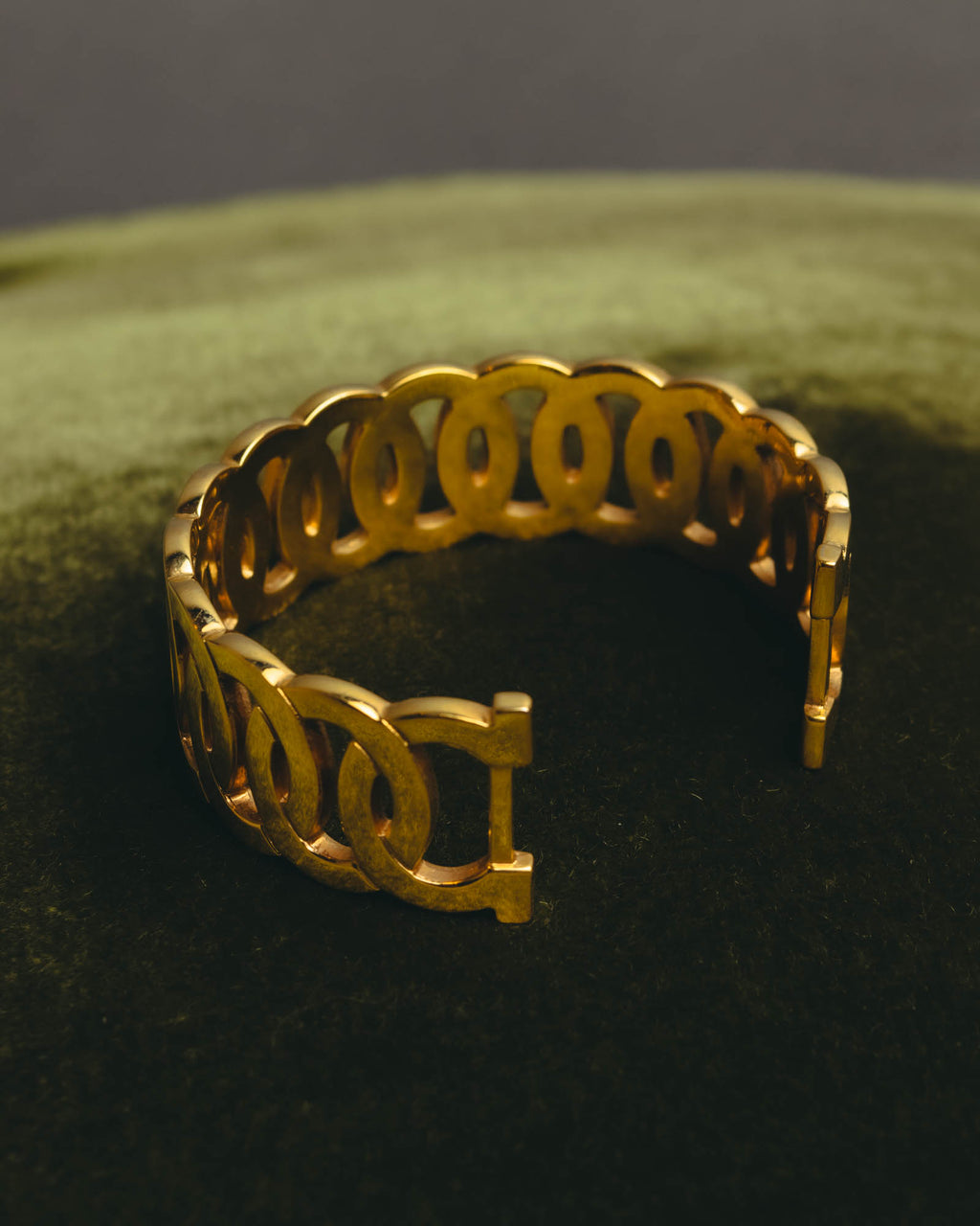 “Salvatore Ferragamo” 90’s-00’s Gancini motif gold bangle