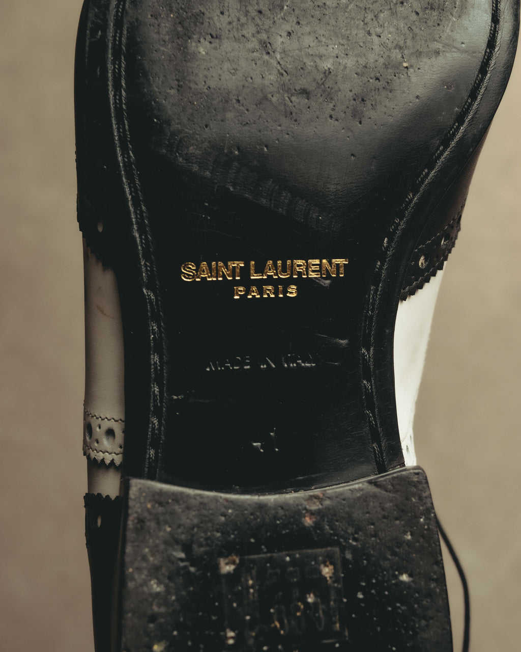 内側のブラックレザーに、ゴールドカラーでSAINT LAURENT PARISのロゴが入るカット。下部にはMADE IN ITALYおよびサイズ41の表記が確認できます。