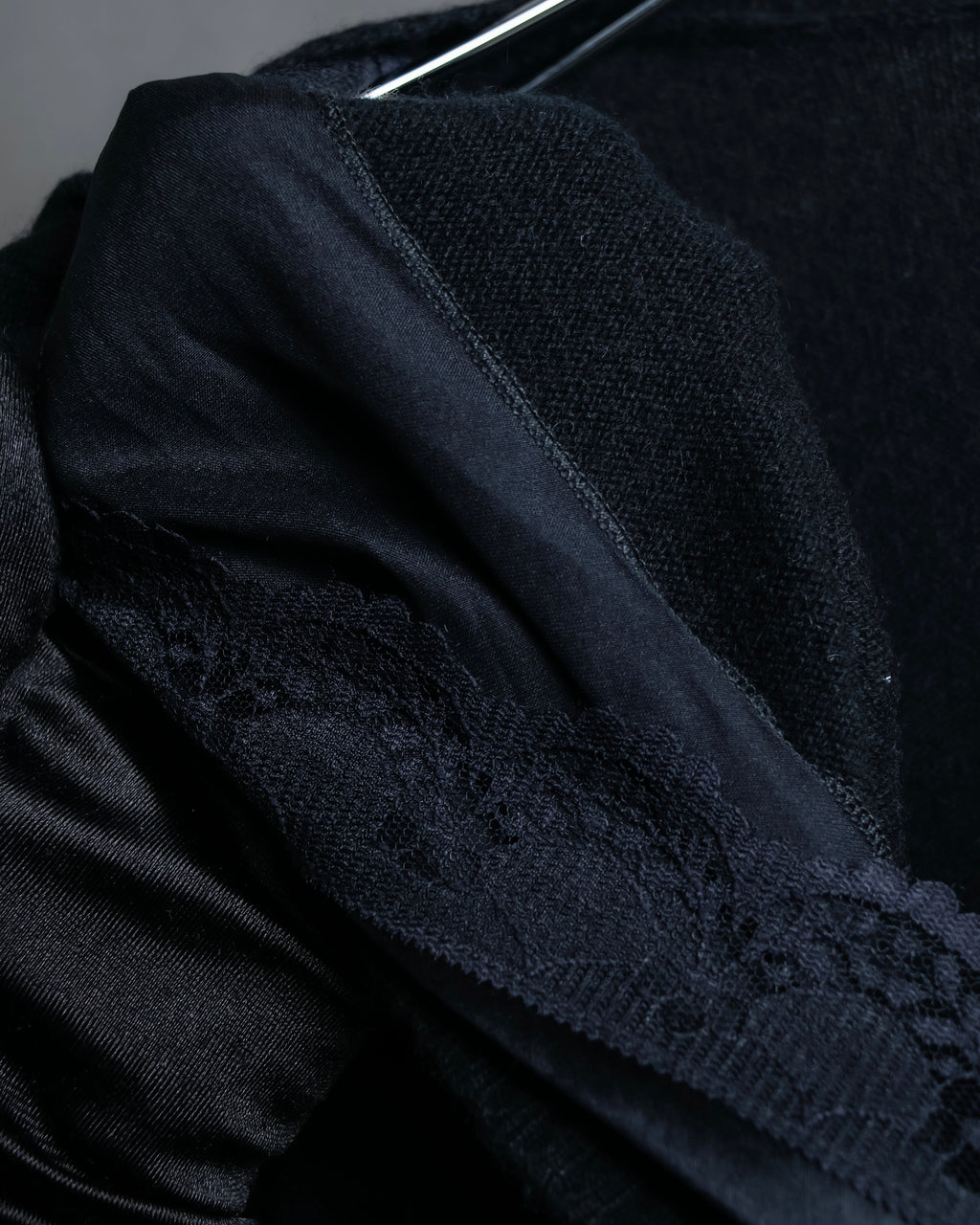 "DOLCE & GABBANA" Lace layered design V-neck knit