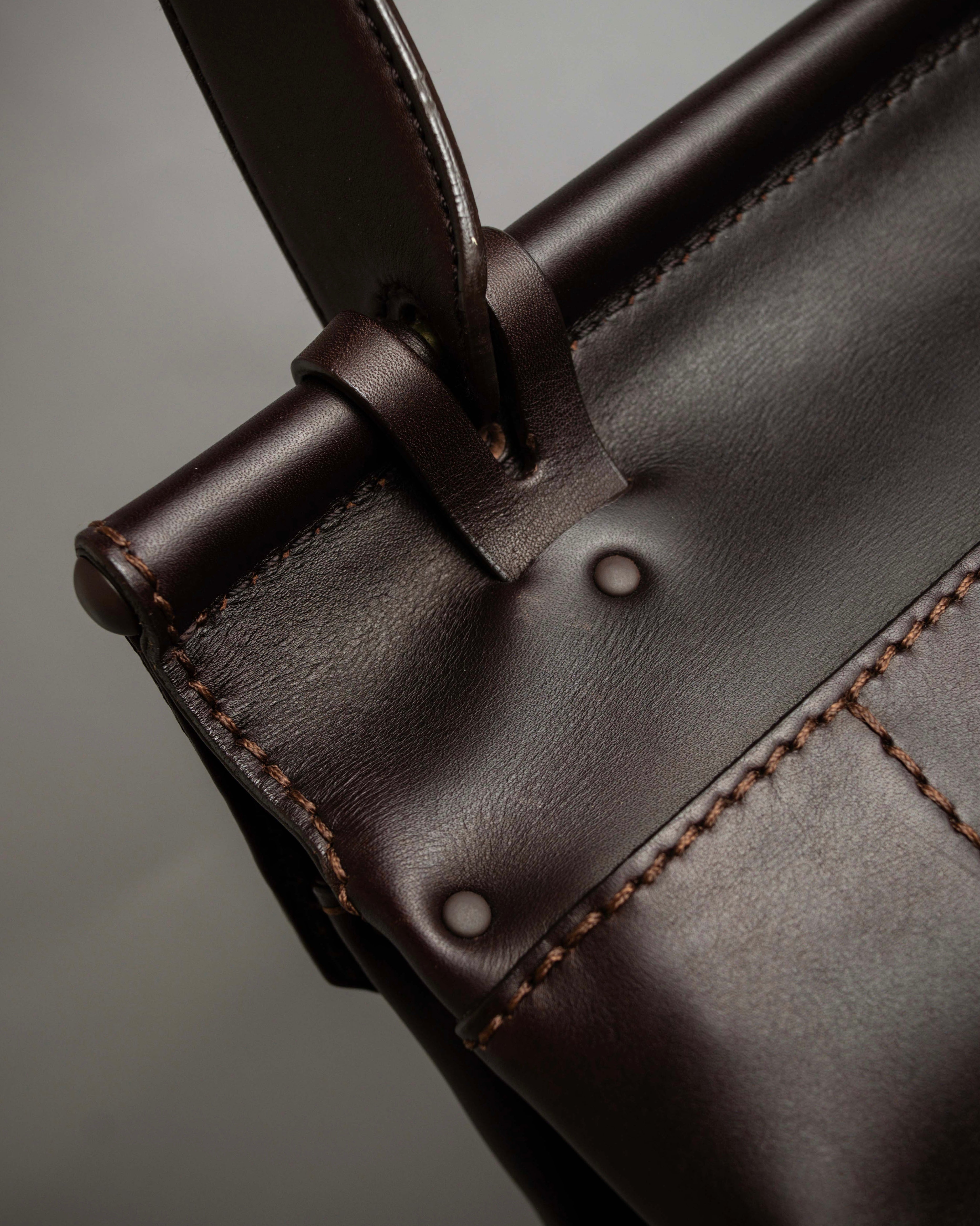 "Salvatore Ferragamo" Swivel crisp closure design leather one-handle bag