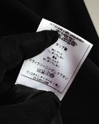 裏地側に備わる品質表示タグのクローズアップ。表地ウール99％・ポリウレタン1％、裏地シルク94％・ポリウレタン6％の素材表記とドライクリーニング表示が確認できます。