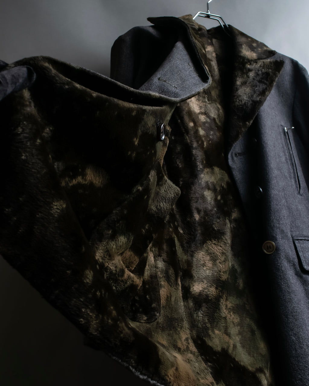 "tricot COMME des GARCONS" 
Double-breasted reversible fur tailored coat