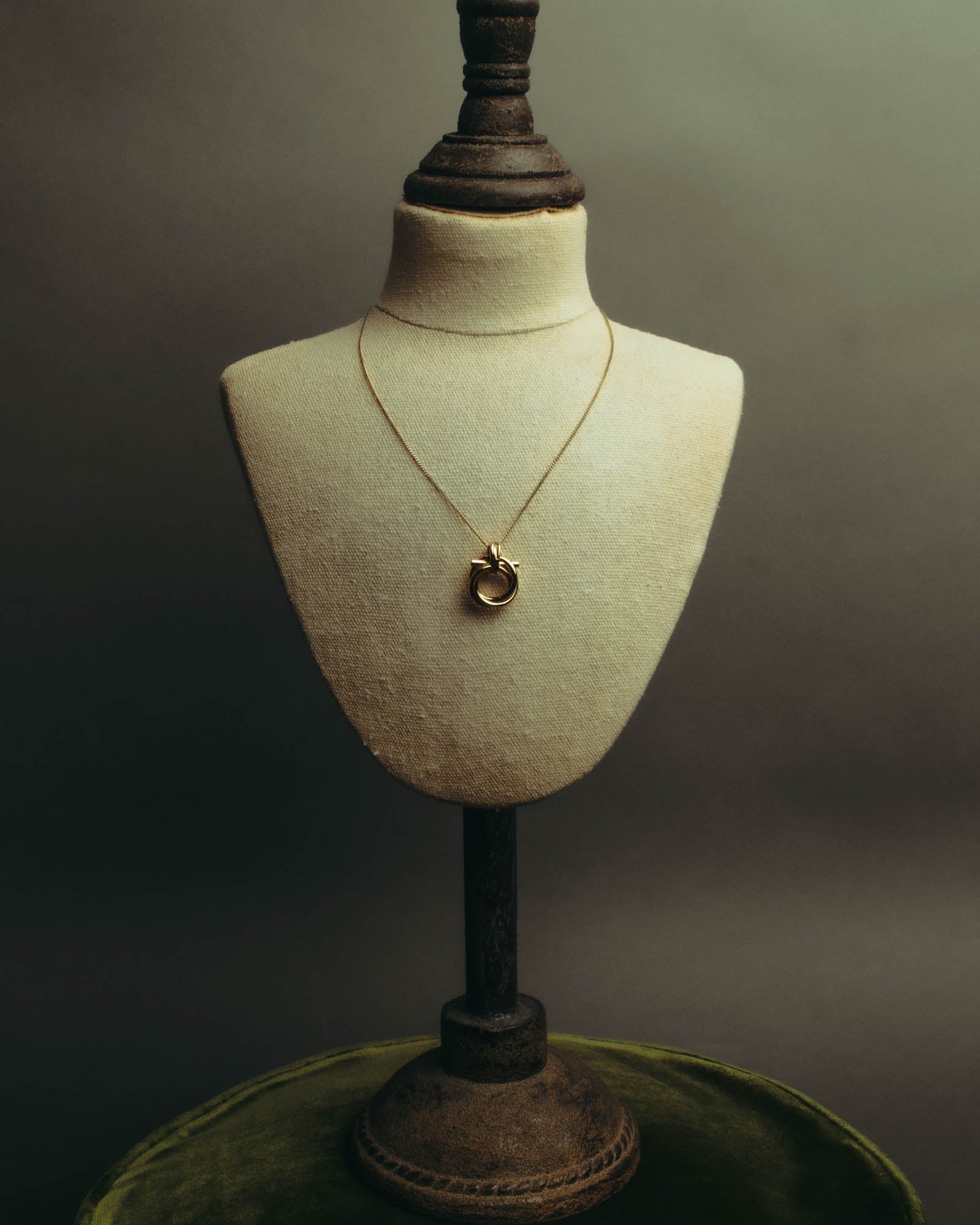 “Ferragamo” 90’s-00’s Interlocking ring pendant necklace