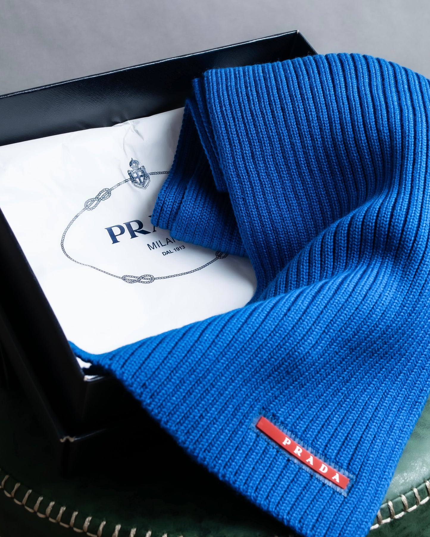 "PRADA" Ribbed knitting beautiful blue muffler