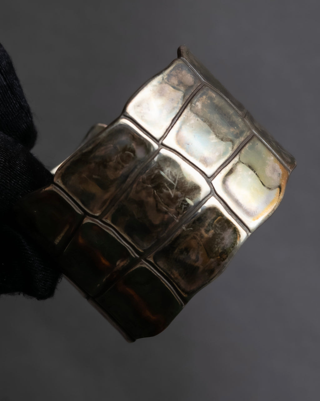 "END CUSTOM JEWELLERS" Square pattern wavy silver bangle