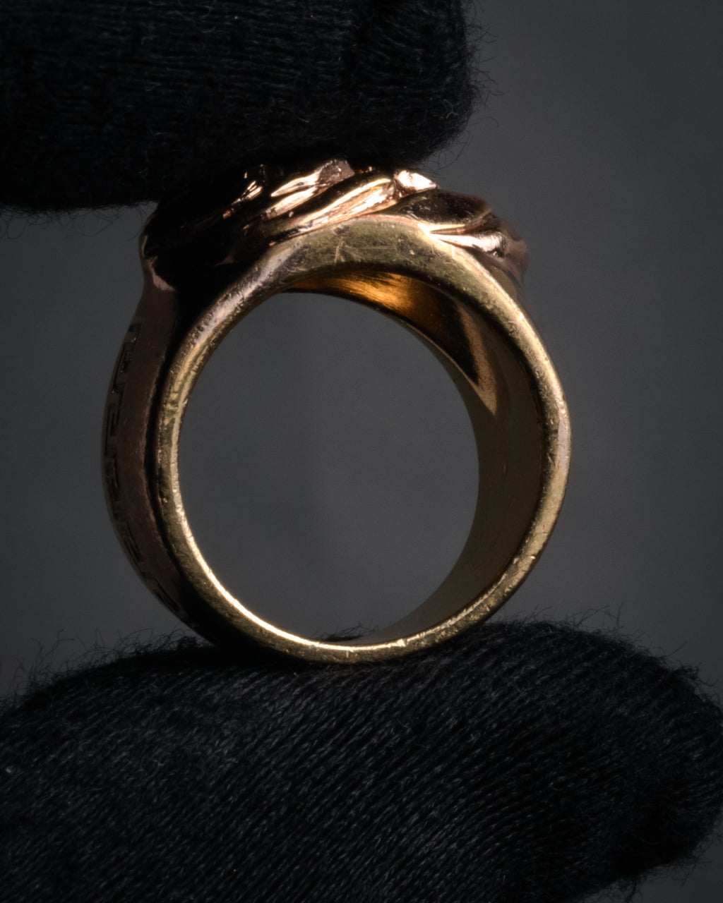 “GIANNI VERSACE” 1985-1995 Baroque scroll gold ring