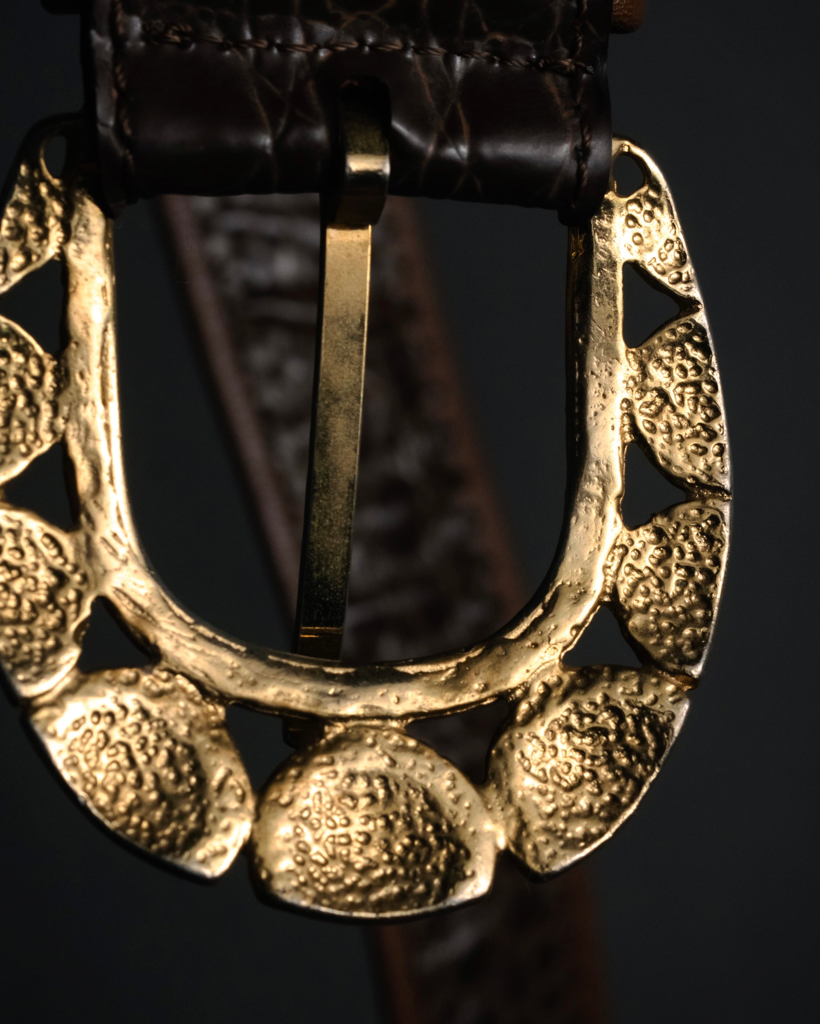 “BALENCIAGA” 2018’s- Archive-inspired spiral buckle belt