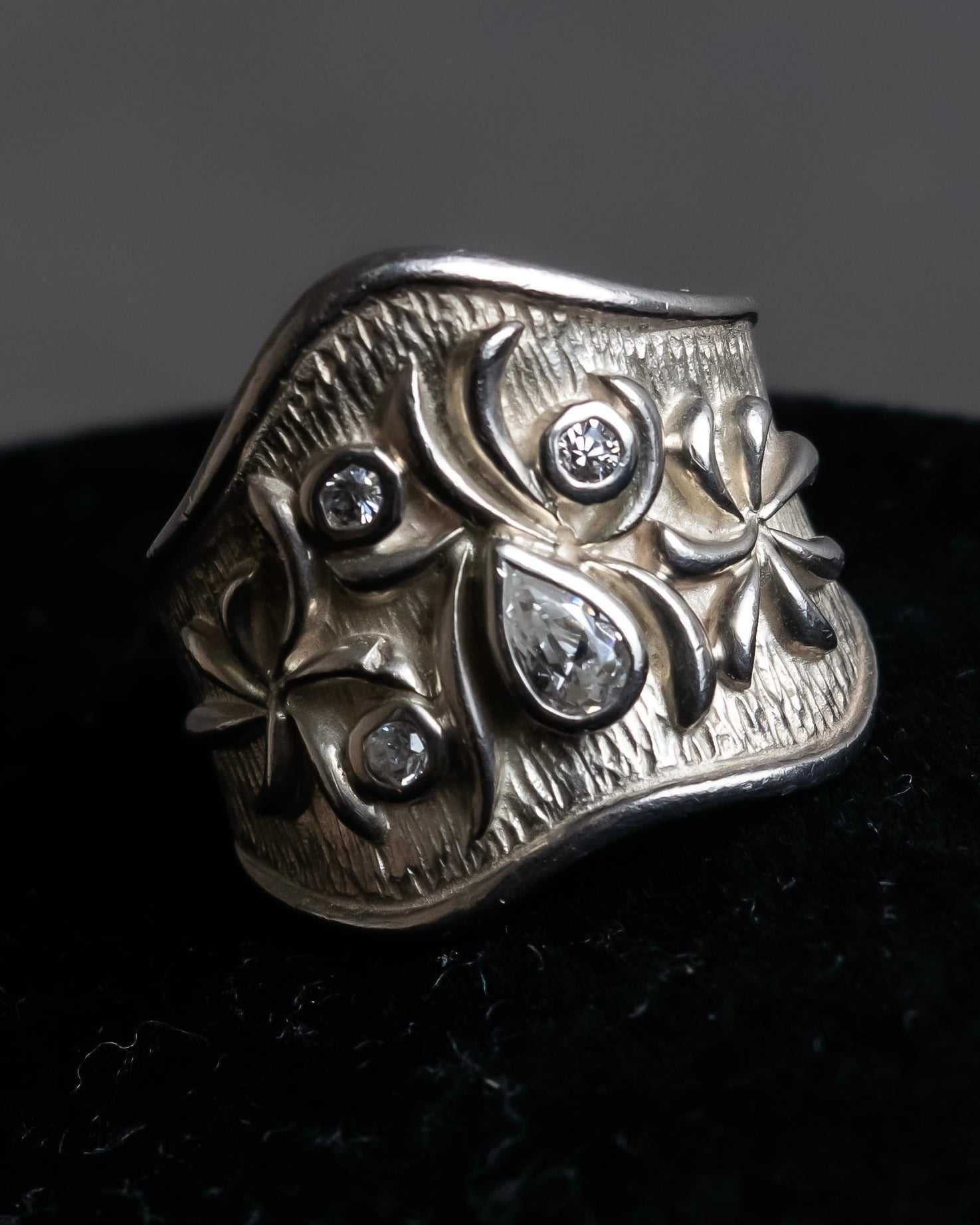 "Vintage flower motif silver ring"