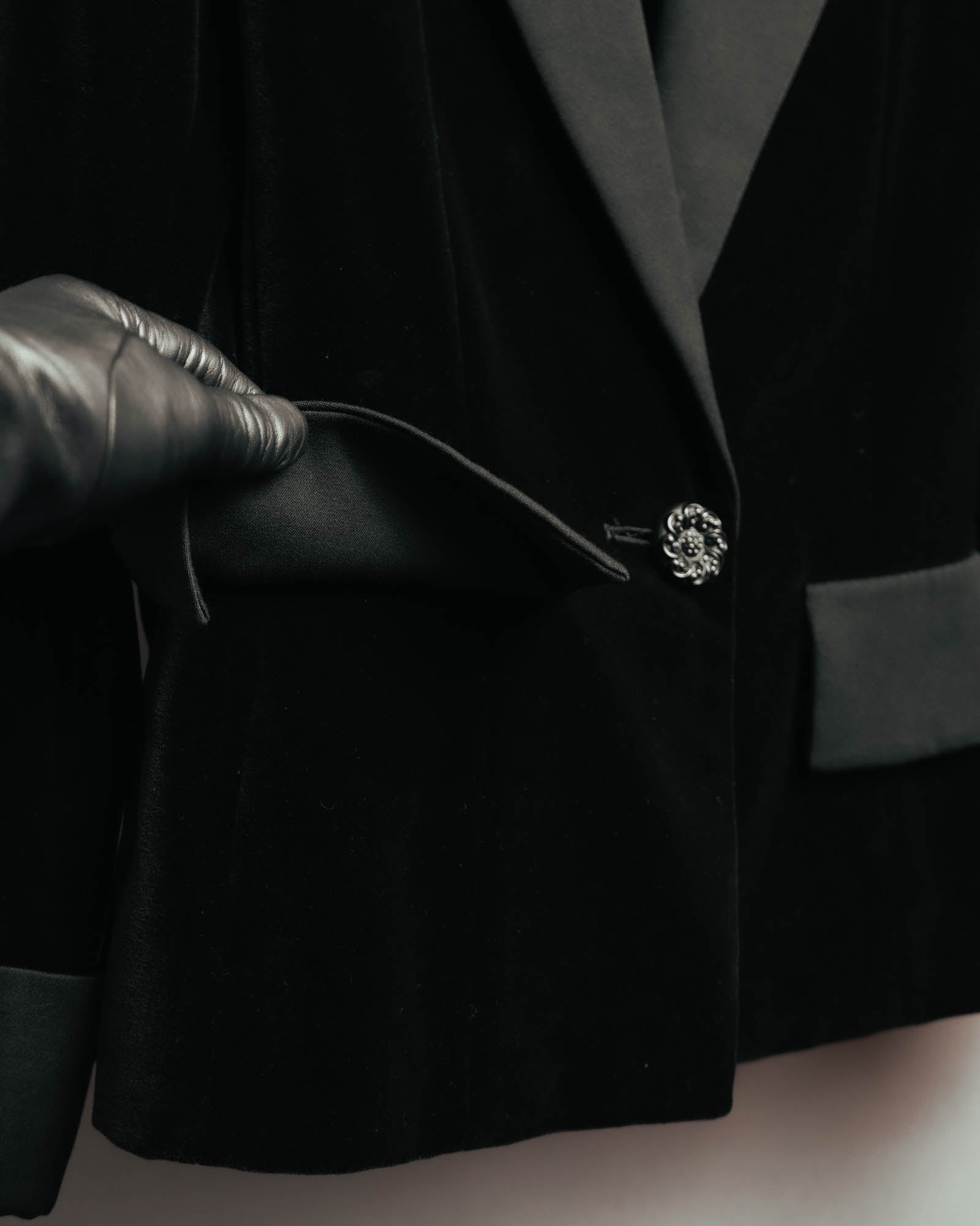 –SPECIAL– “Yves Saint Laurent” 90’s-00’s Velvet tuxedo tailored jacket