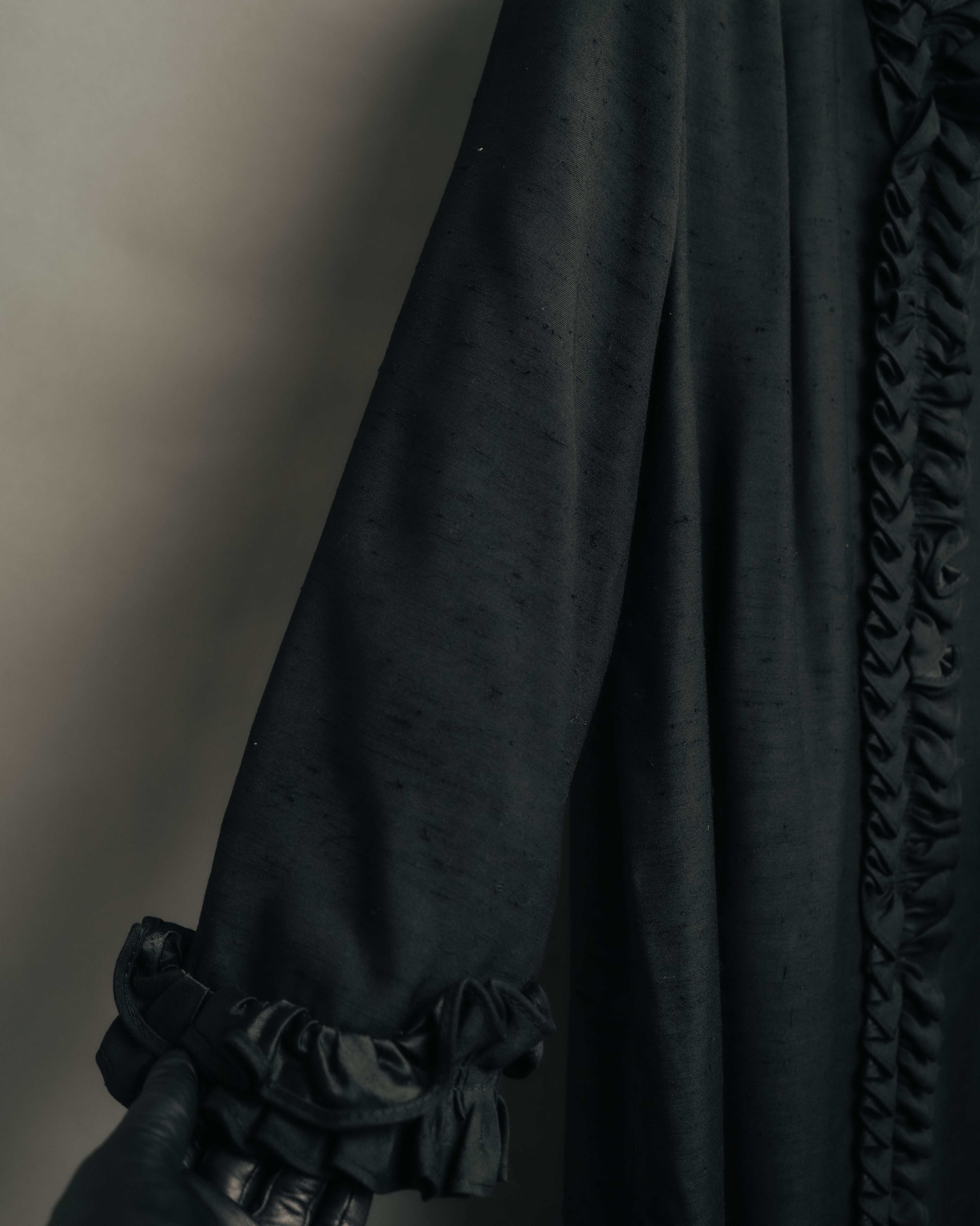 -MOOD Vintage Collections-
80’s-90’s Ruffle detail black long coat