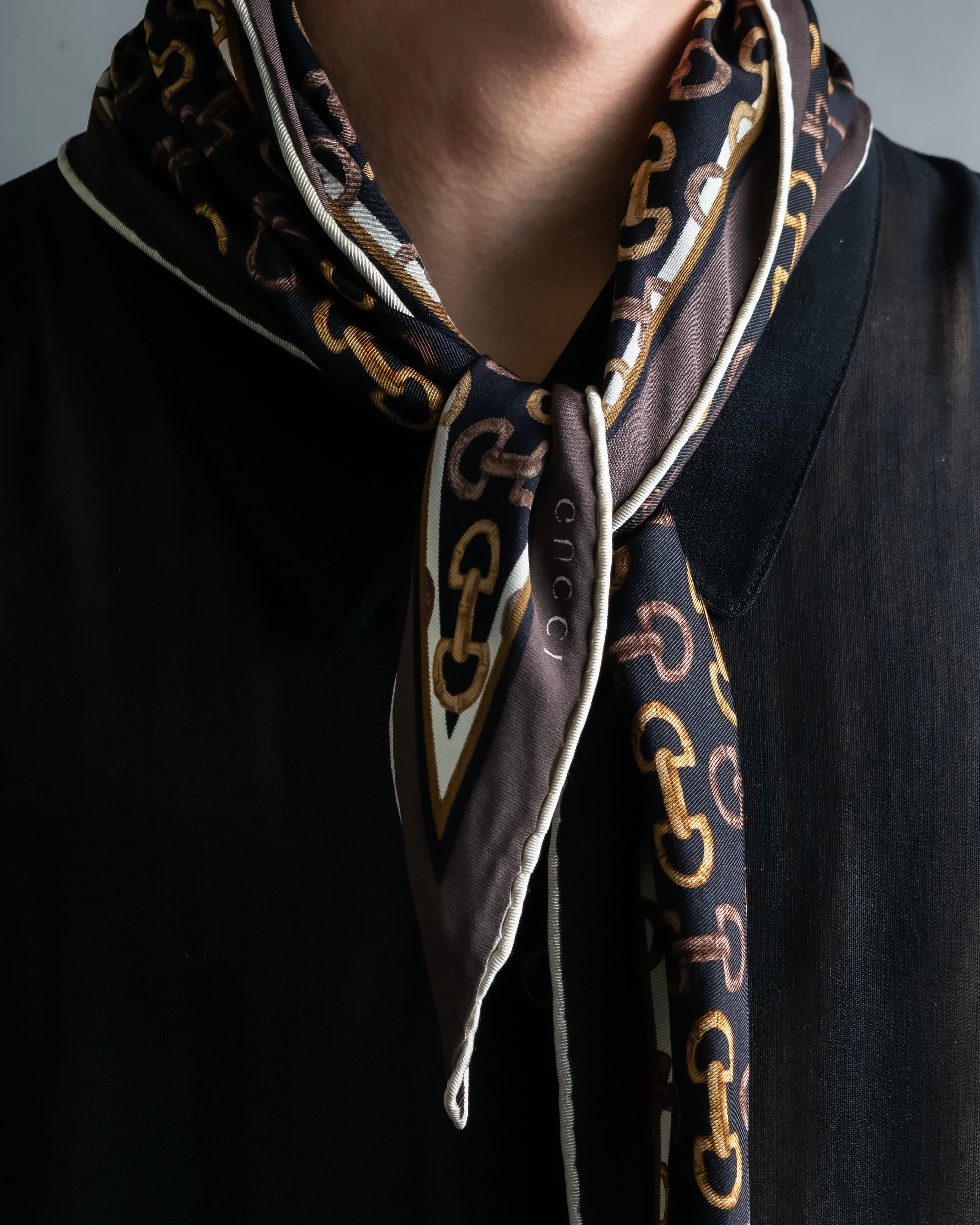 “GUCCI” Horse bit printed diamond scarf