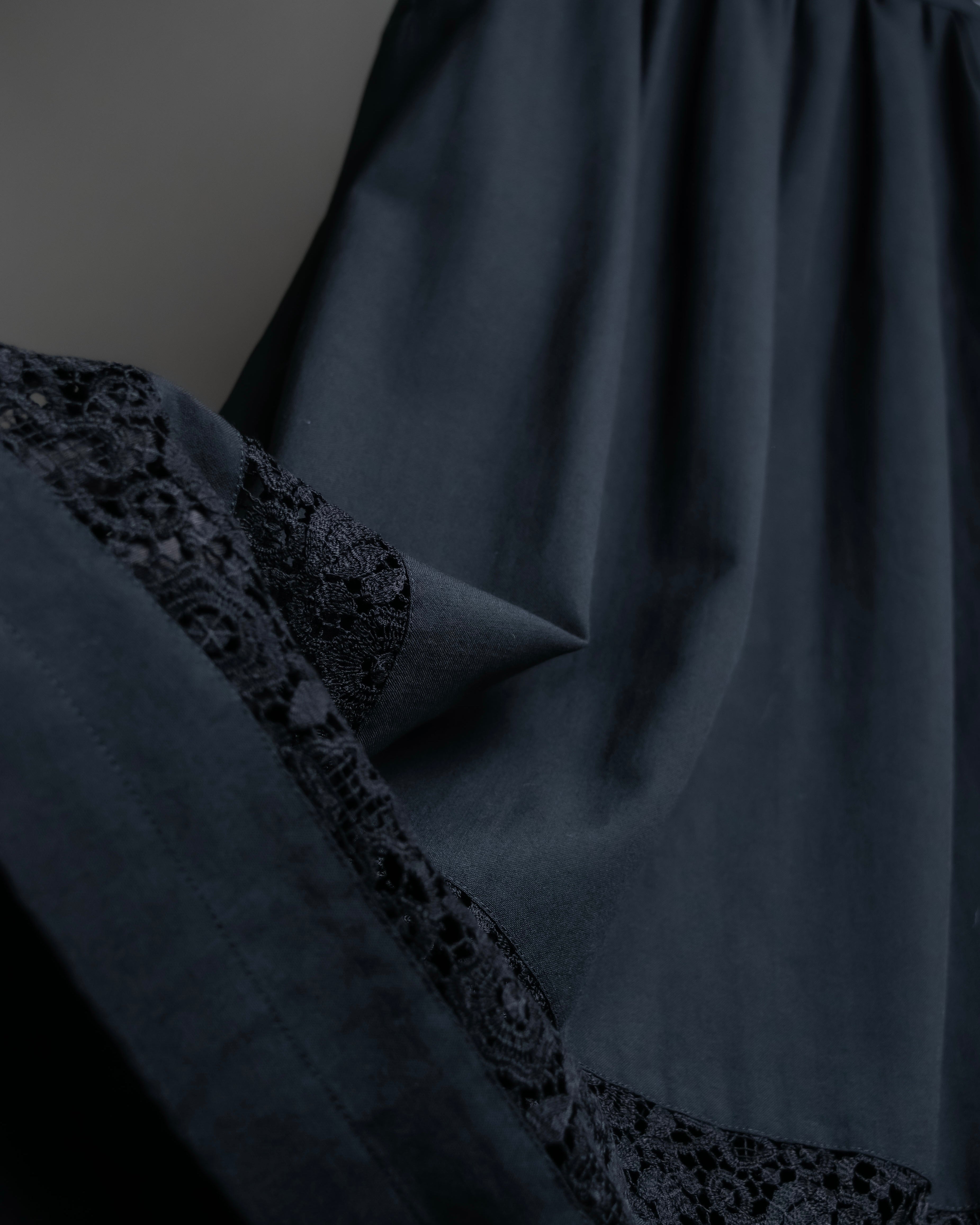 "tricot COMME des GARCONS"  Lace design at hem flare skirt