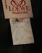 生成り地に赤色の旧型アナグラムと「LOEWE Madrid 1846」を織り出した首元タグ。下部にサイズ38のタグと、文字が退色した品質表示タグが重なります。