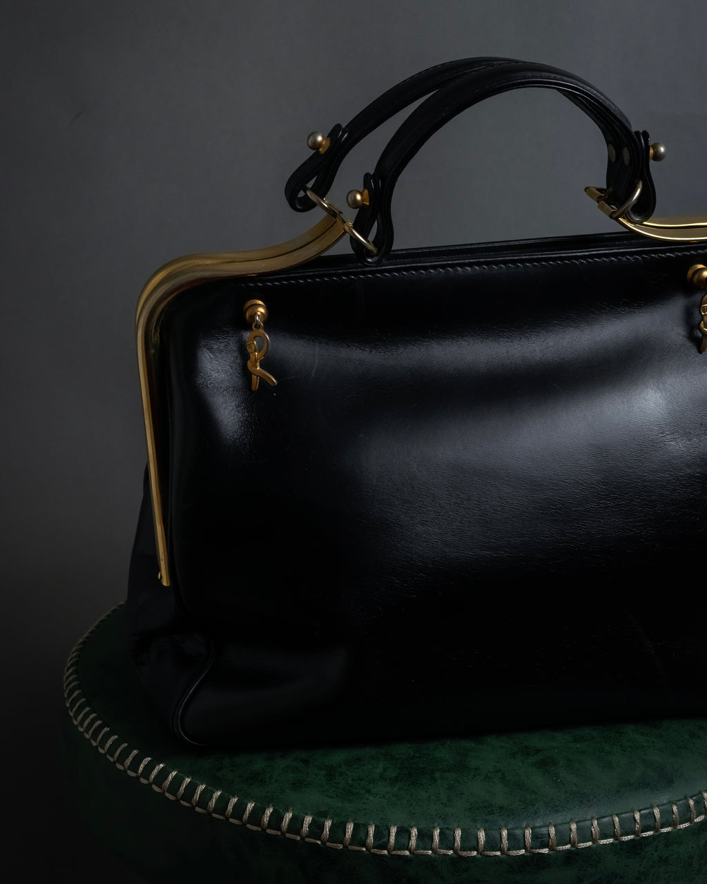 "Roberta Di Camerino" Logo motif charm design modern doctor bag