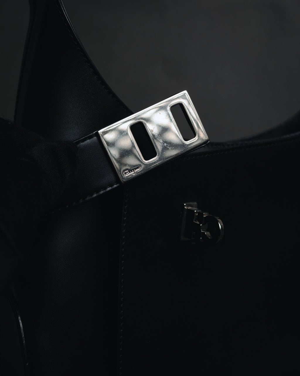 "Salvatore Ferragamo" 90’s-00’s minimalist gancini buckle hobo bag