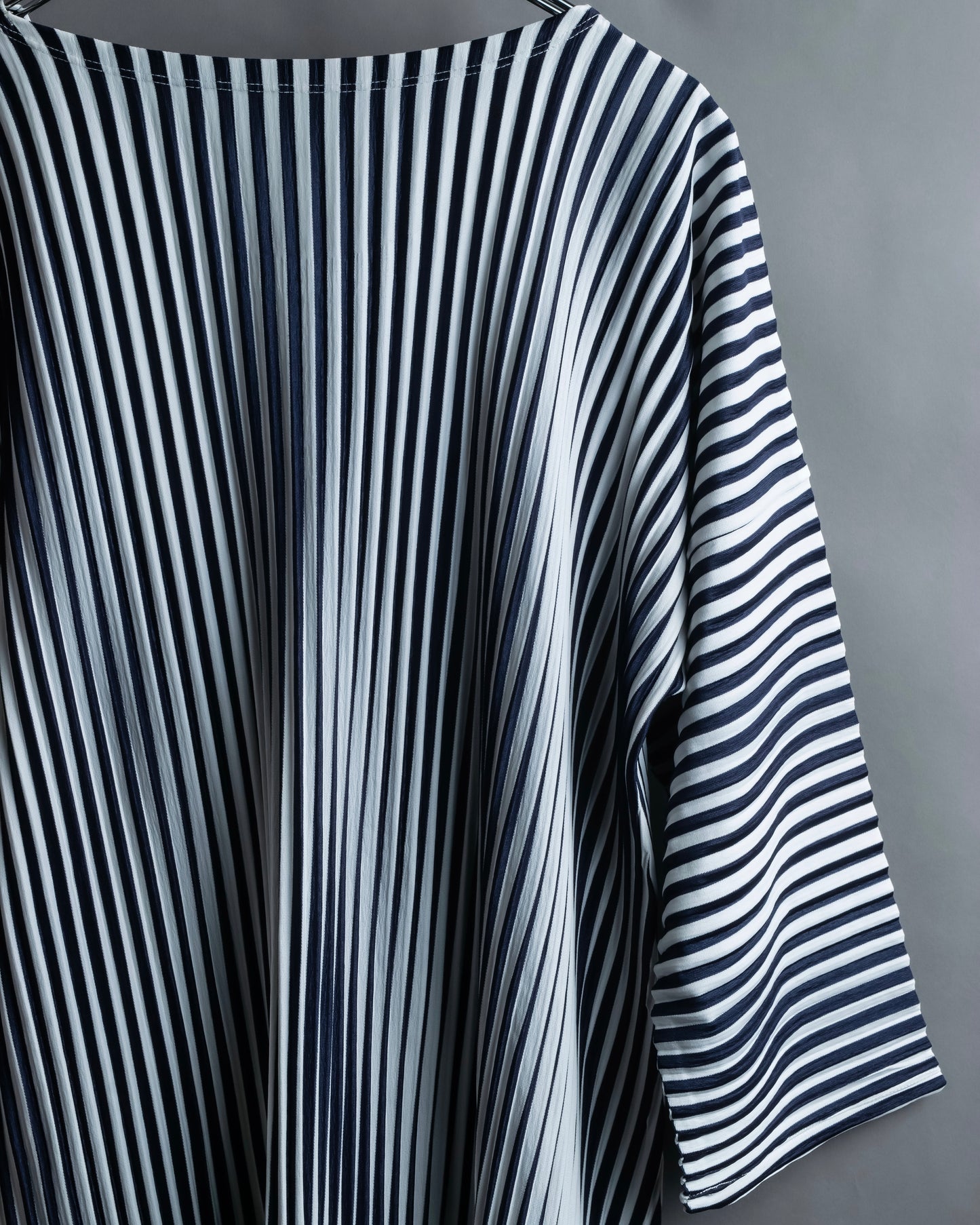 "PLEATS PLEASE ISSEY MIYAKE" Monotone color pleated oversized tops