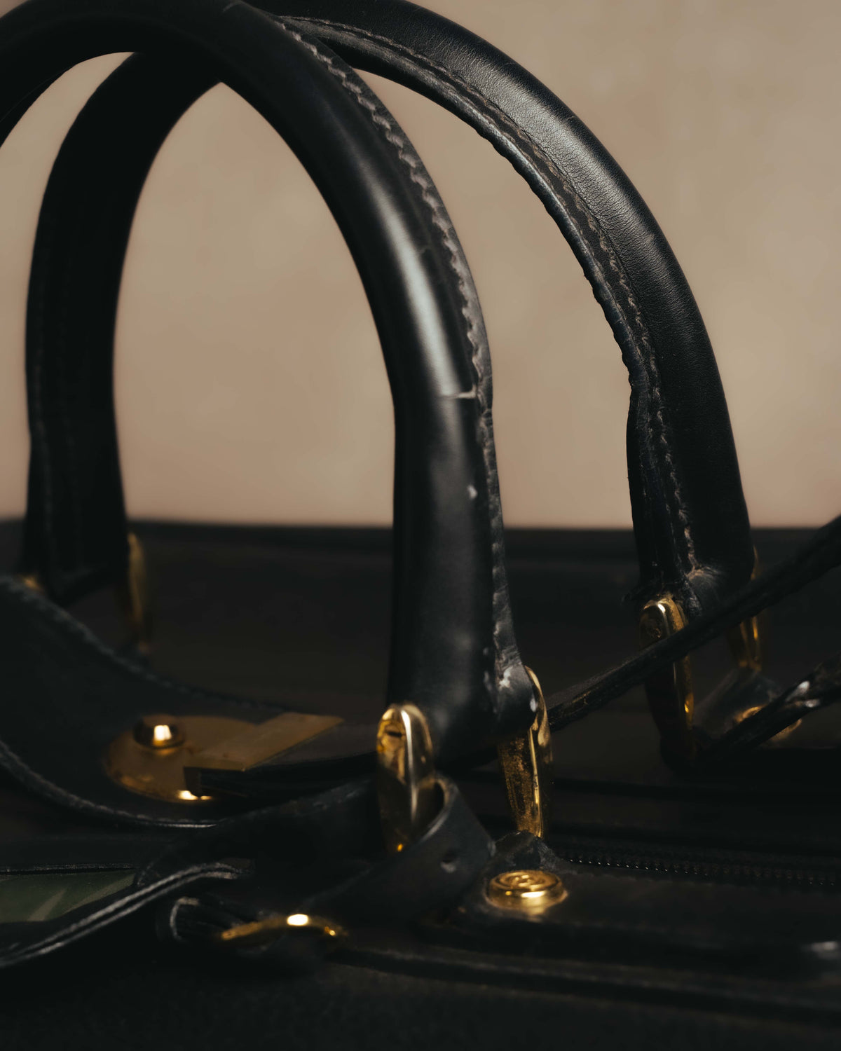 -SPECIAL- "GUCCI" 70's-80's Crest-detailed black leather two-way duffle bag