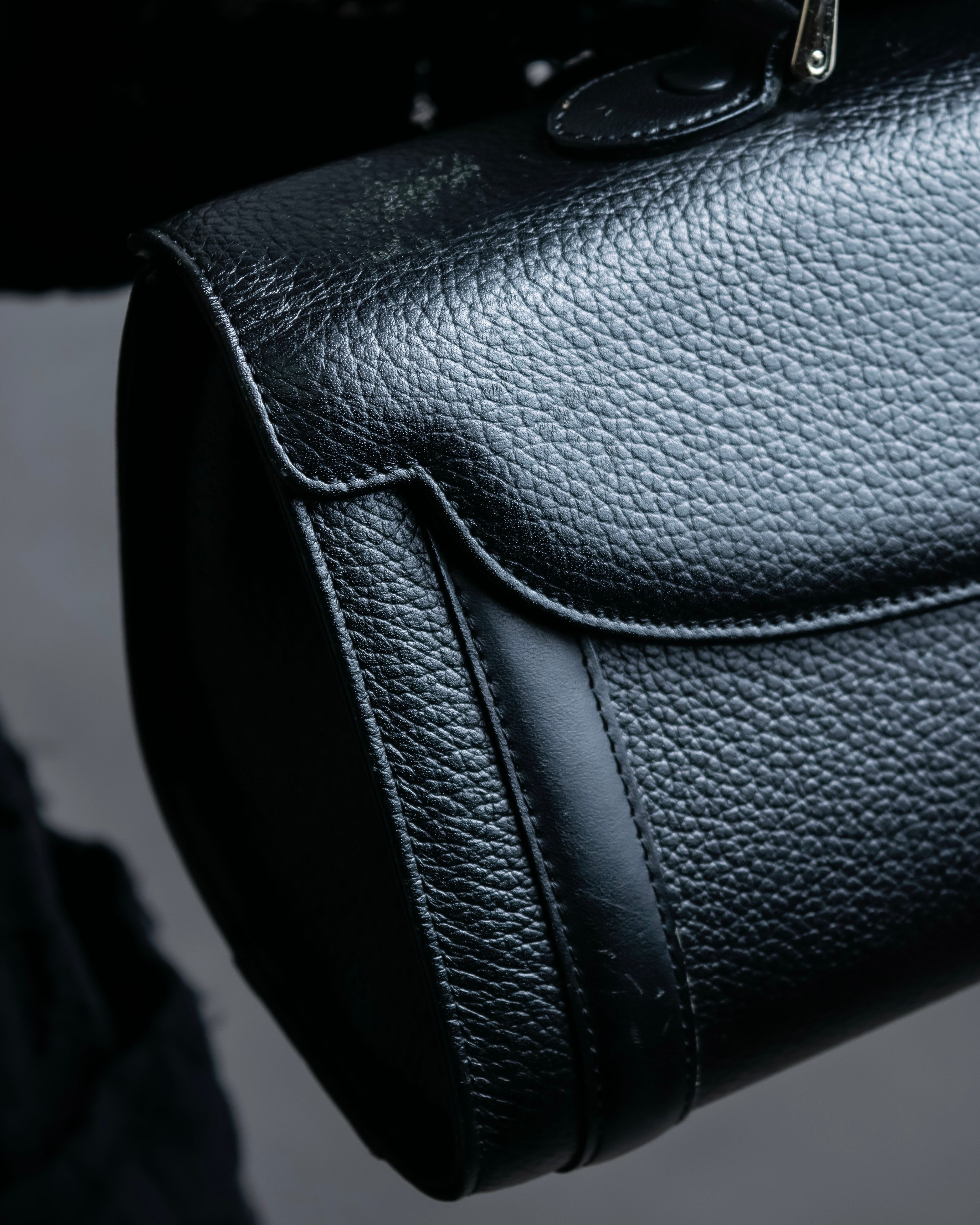 "BURBERRYS" Cylinder shaped leather one handle bag