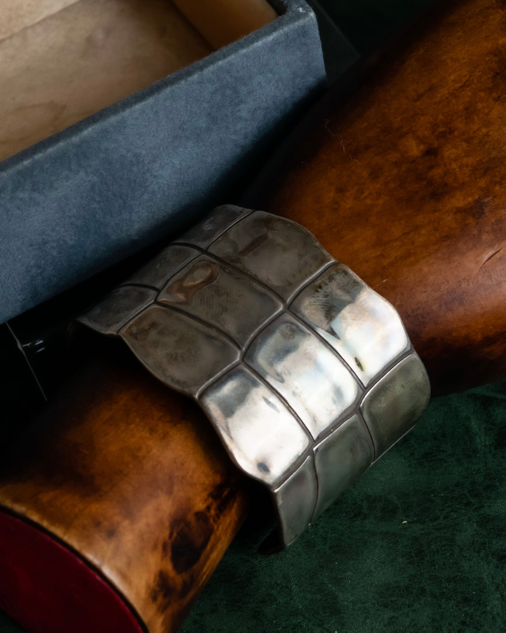 "END CUSTOM JEWELLERS" Square pattern wavy silver bangle