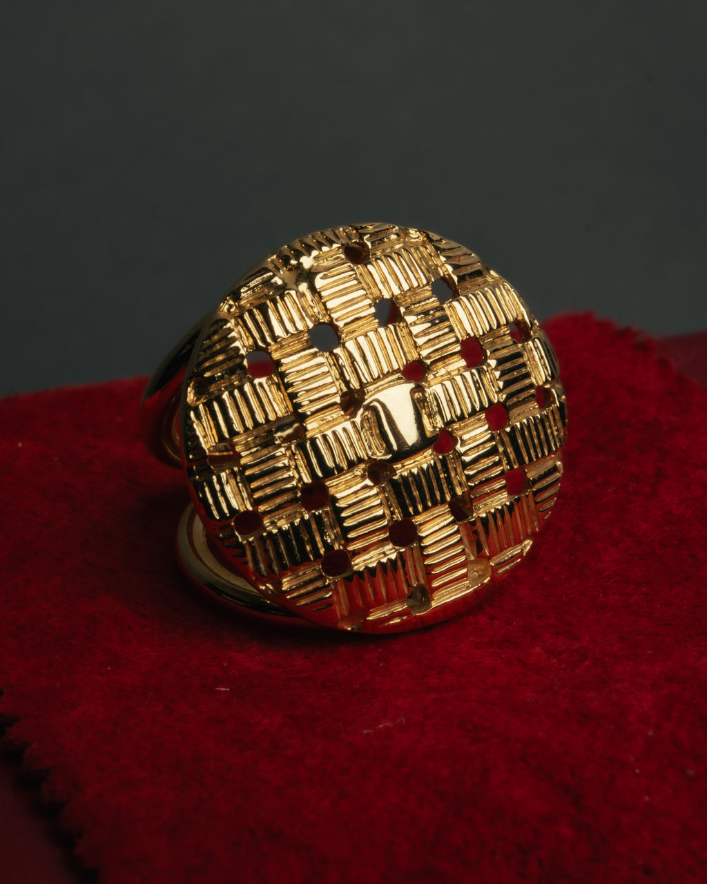 “Salvatore Ferragamo” 90’s-00’s Intrecciato motif scarf ring