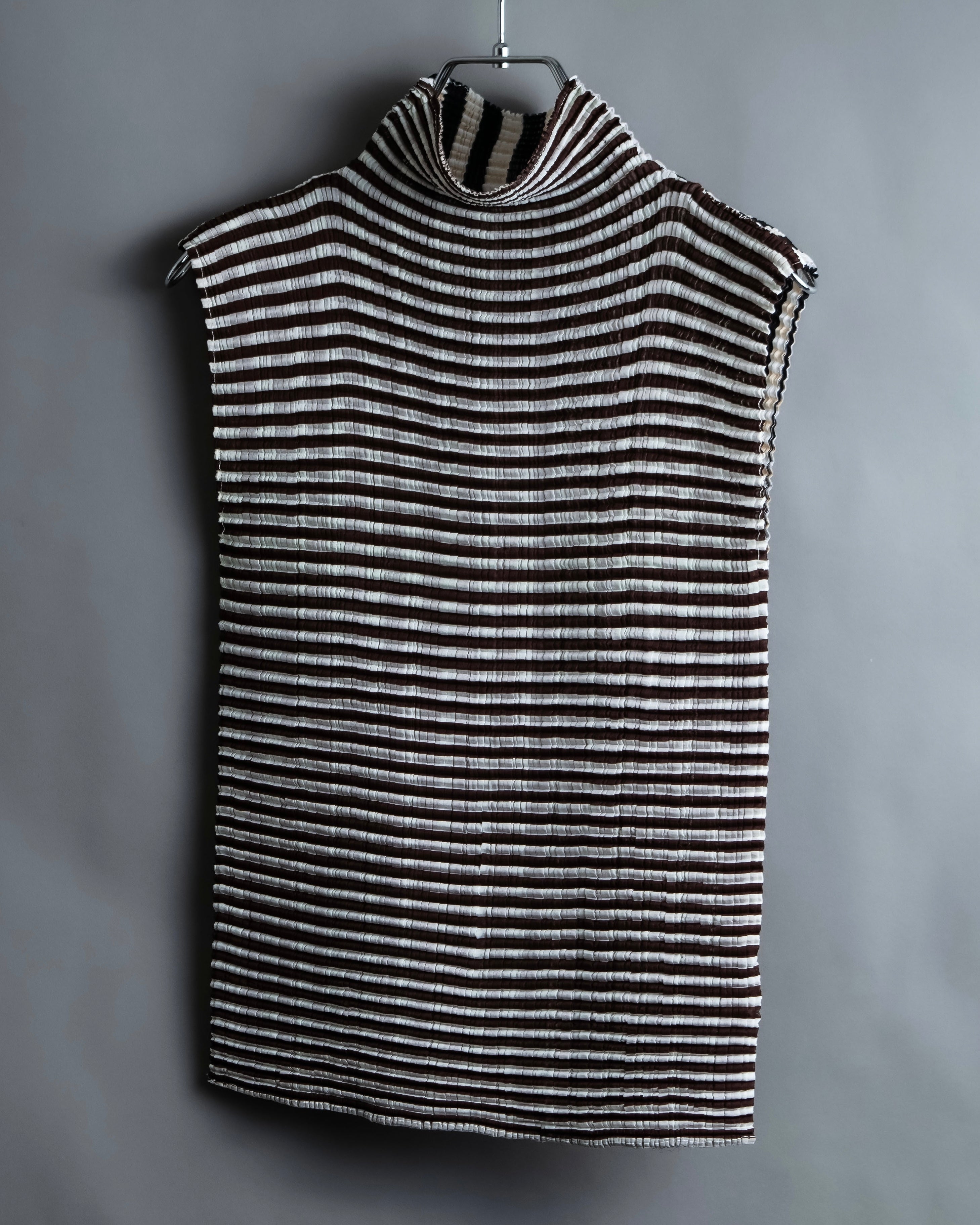 “ISSEY MIYAKE” pleats designed no sleeves high neck top